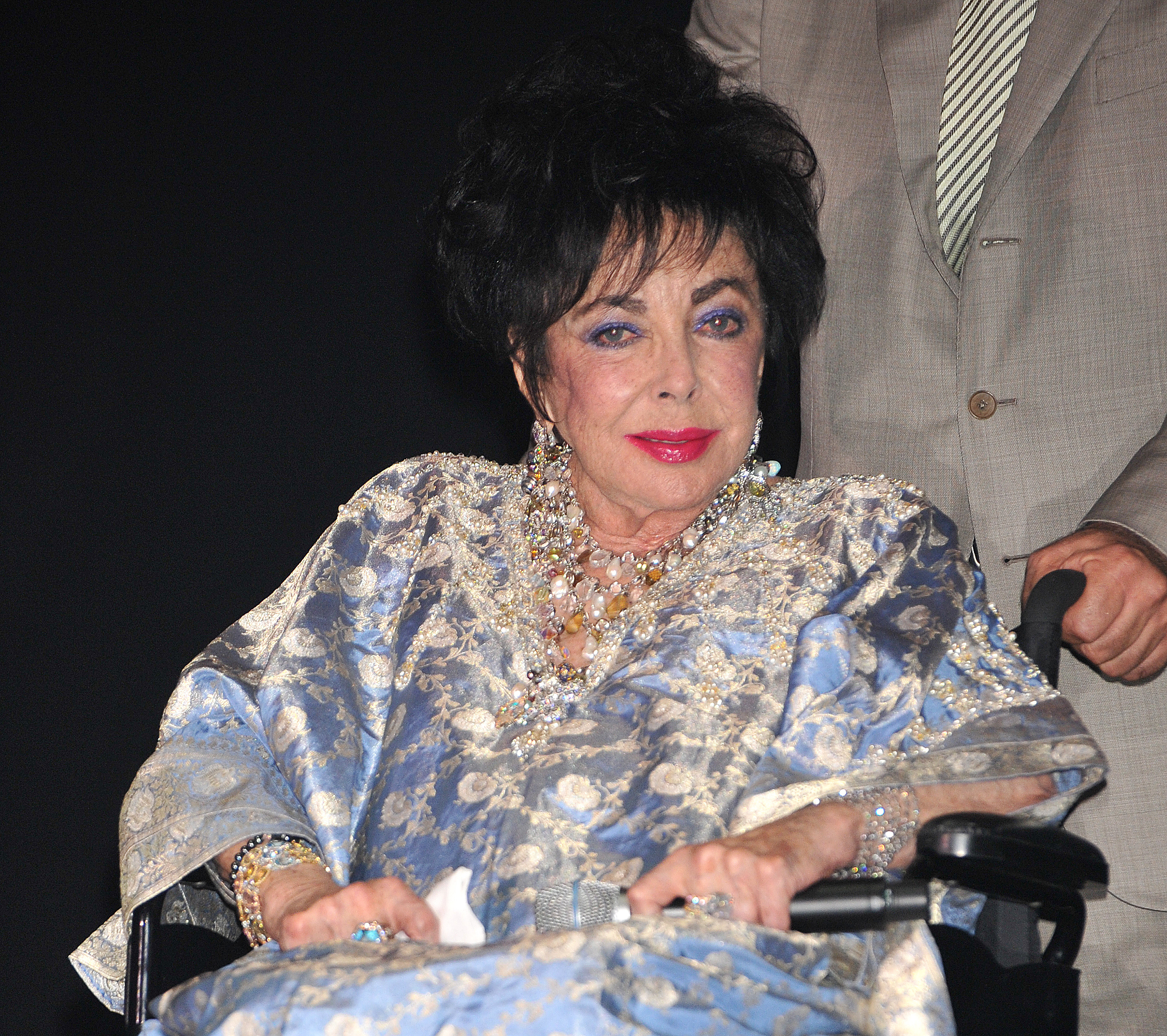 Elizabeth Taylor on stage at Macy's Passport Fashion Show to raise crucial funds and awareness for HIV/AIDS at Santa Monica Airport, on September 24, 2009. | Source: Getty Images