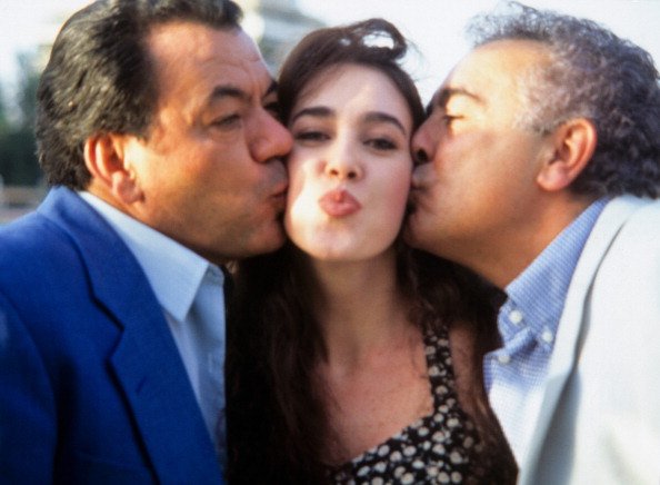 El dúo musical español 'Los del Río' con la bailarina de Venezuela Ana Patricia Cubillas en 1996, Madrid, España. | Foto: Getty Images