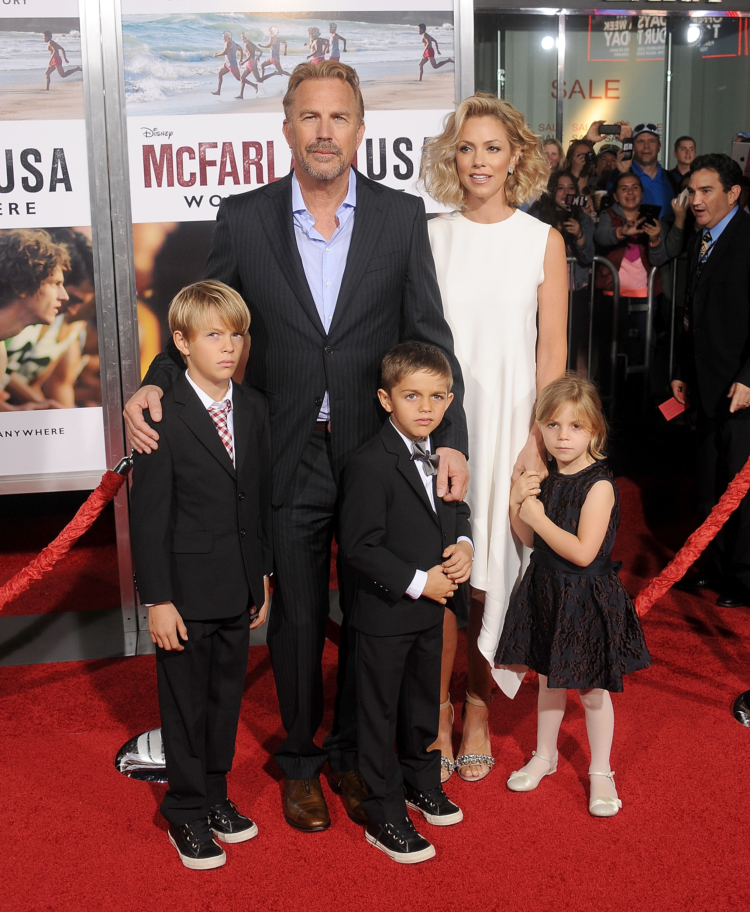 Kevin Costner, su esposa Christine Baumgartner y sus hijos Grace Avery, Hayes Logan y Cayden Wyatt Costner en el estreno mundial de "McFarland, USA" el 9 de febrero de 2015 en Hollywood, California | Foto: Getty Images
