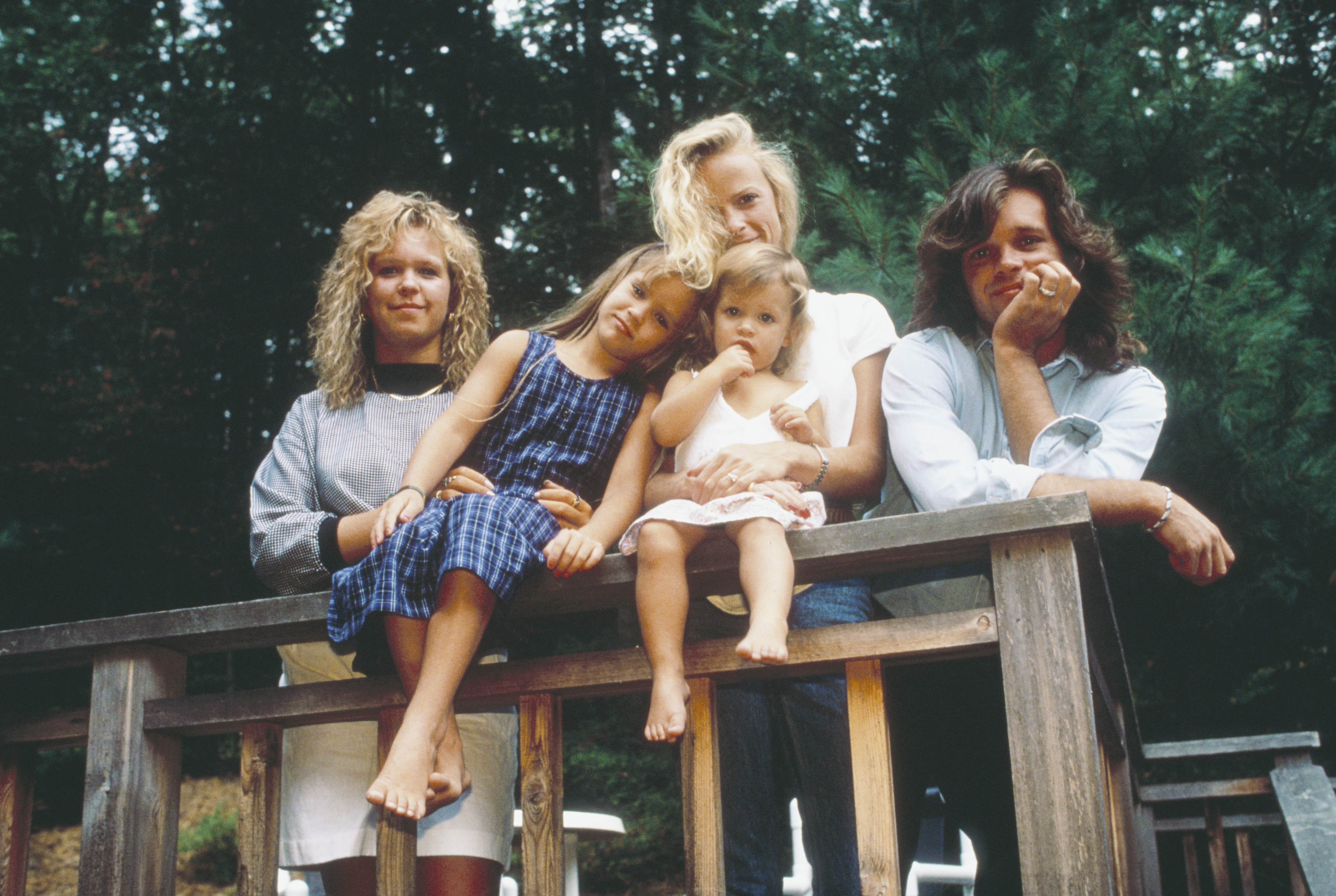 John Mellencamp poses with his daughters Michele, Teddi Jo, and Justice, and his wife, Victoria Mellencamp in 1987 | Source: Getty Images