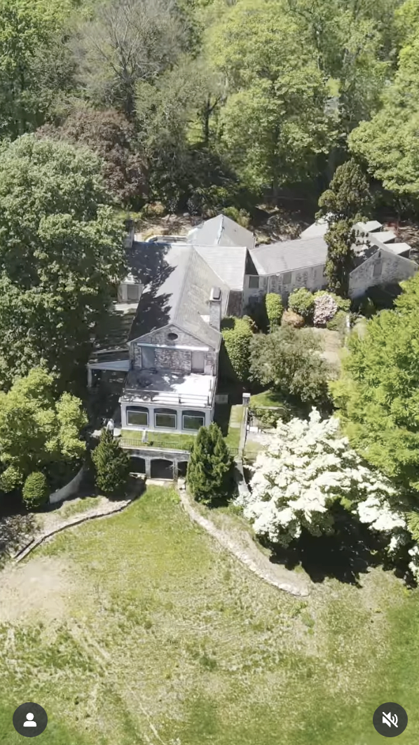 Richard and Alejandra's Gere former mansion, from a post dated May 28, 2025 | Source: Instagram/hudsonvalleyhouseparts