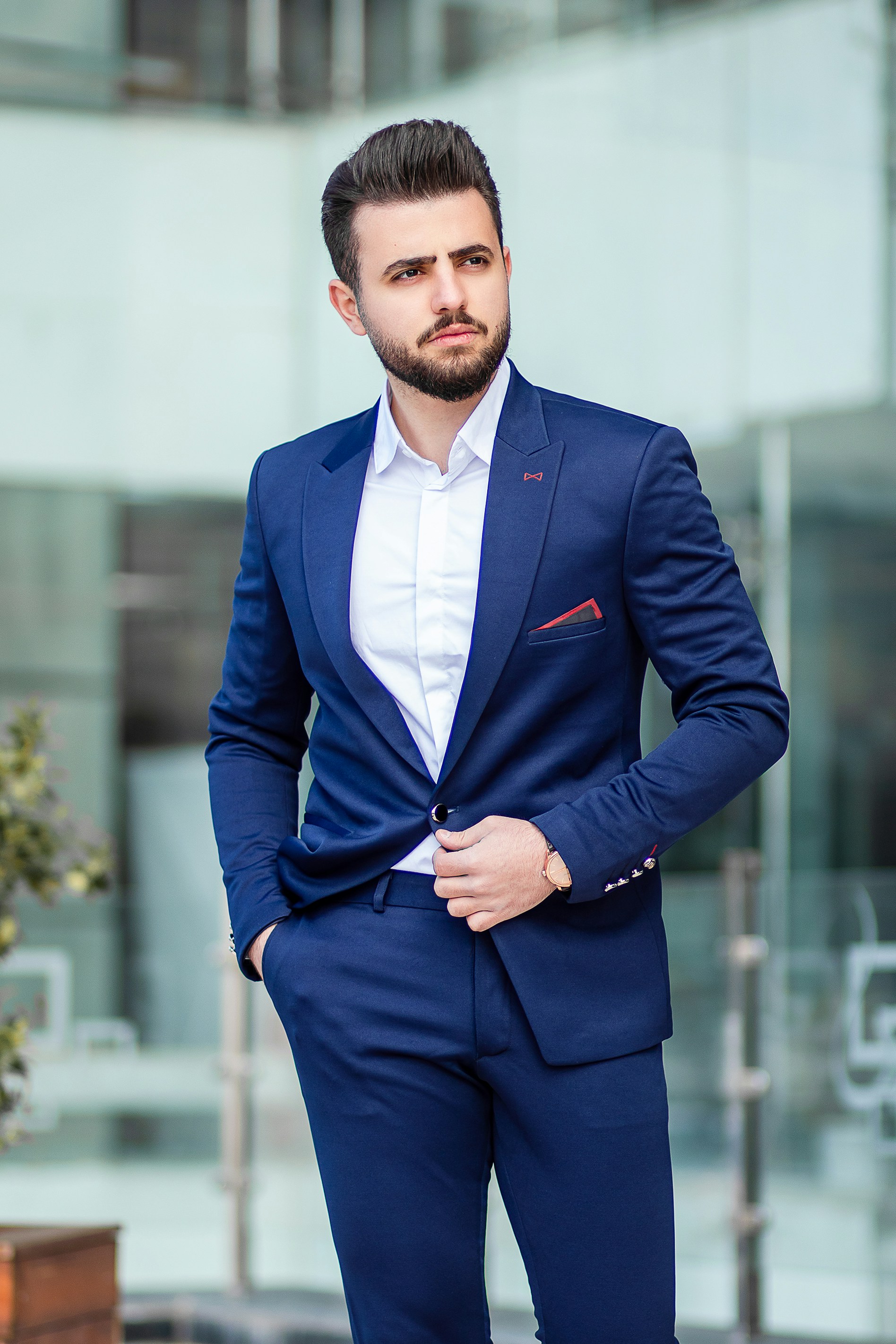 A young man in a suit | Source: Unsplash