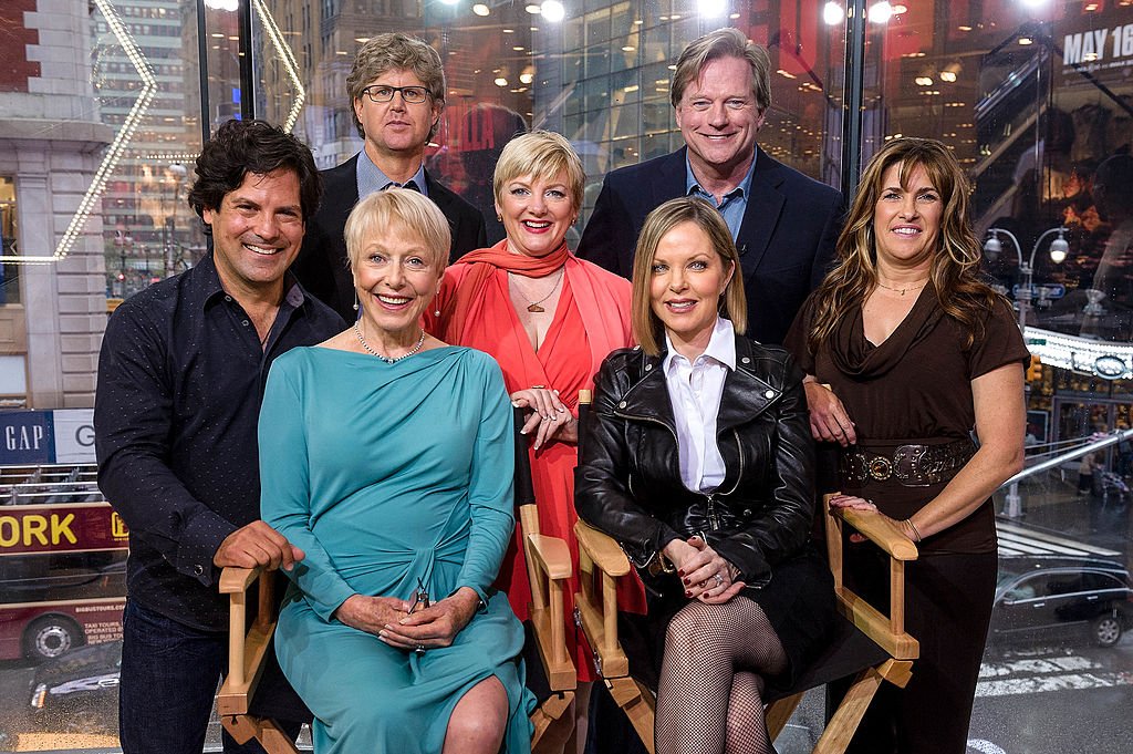Matthew Labyorteaux, Michael Landon, Jr, Alison Arngrim, Dean Butler, Lindsay Greenbush, (assis de gauche à droite) Karen Grassle, et Melissa Sue Anderson de 'Little House On The Prairie' visitent "Extra" dans leurs studios new-yorkais chez H&M à Times Square le 30 avril 2014 à New York. | Photo : Getty Images