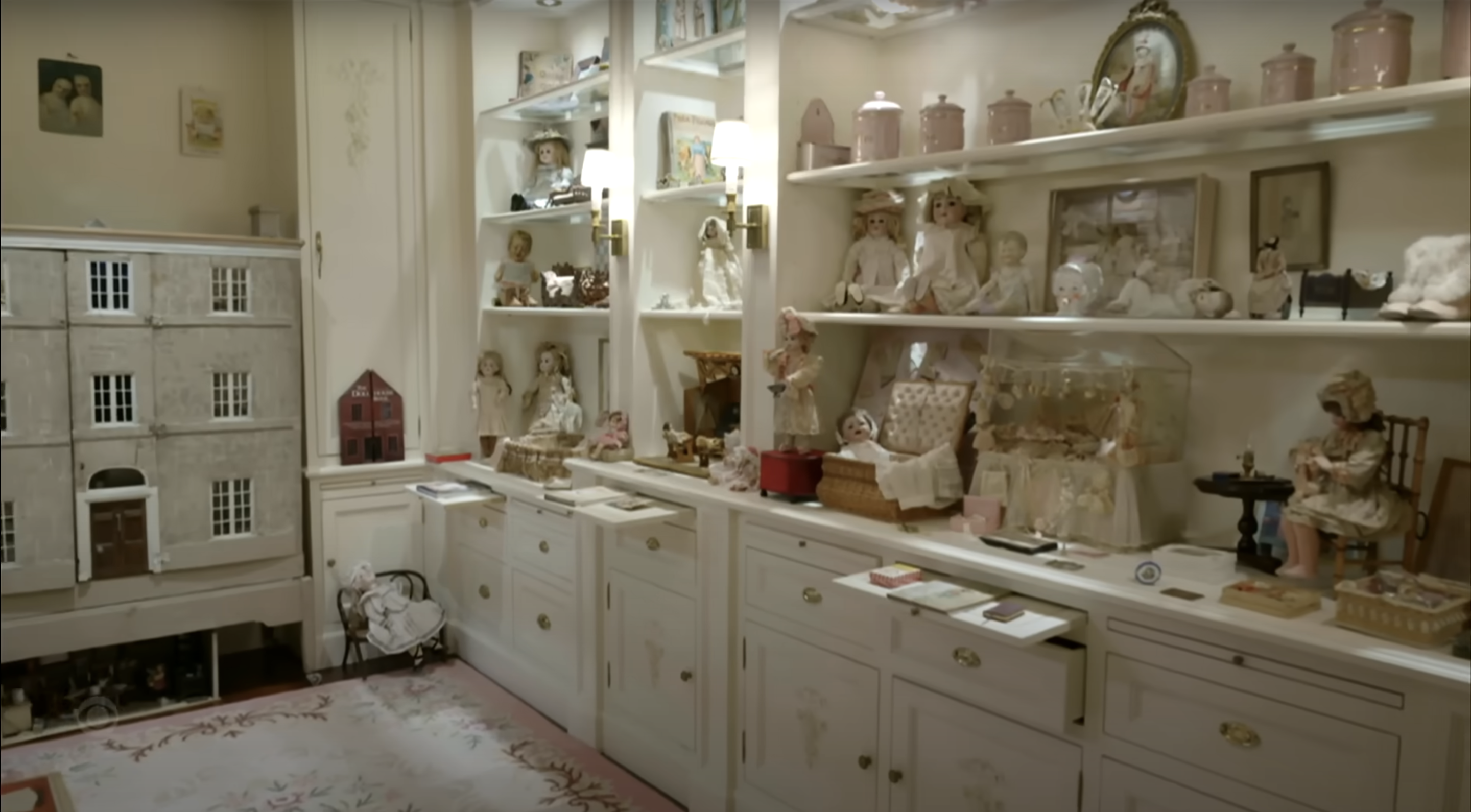 A view inside Barbra Streisands home, posted on November 14, 2023 | Source: YouTube/The Late Show with Stephen Colbert