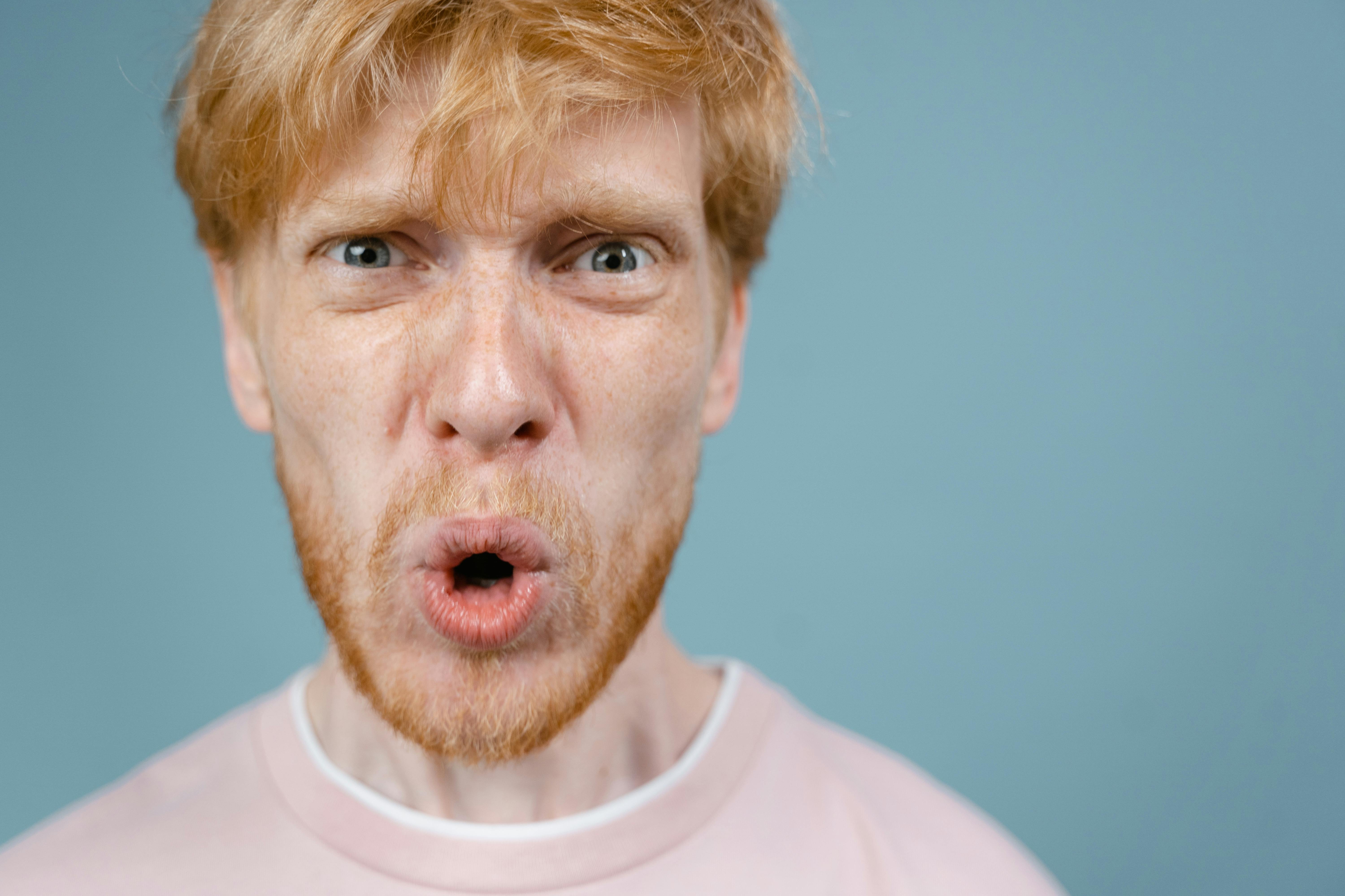 An angry man in a pink T-shirt | Source: Pexels