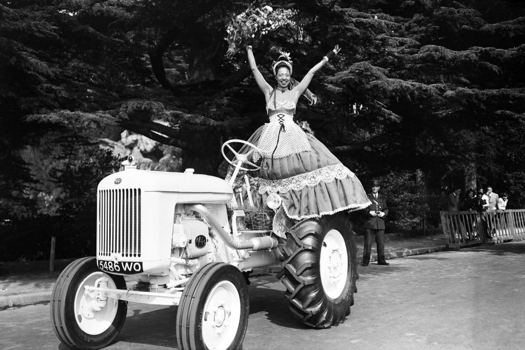 Joséphine Baker pose le 23 juin 1949 lors du concours d'élégance automobile. | Photo : Getty Images