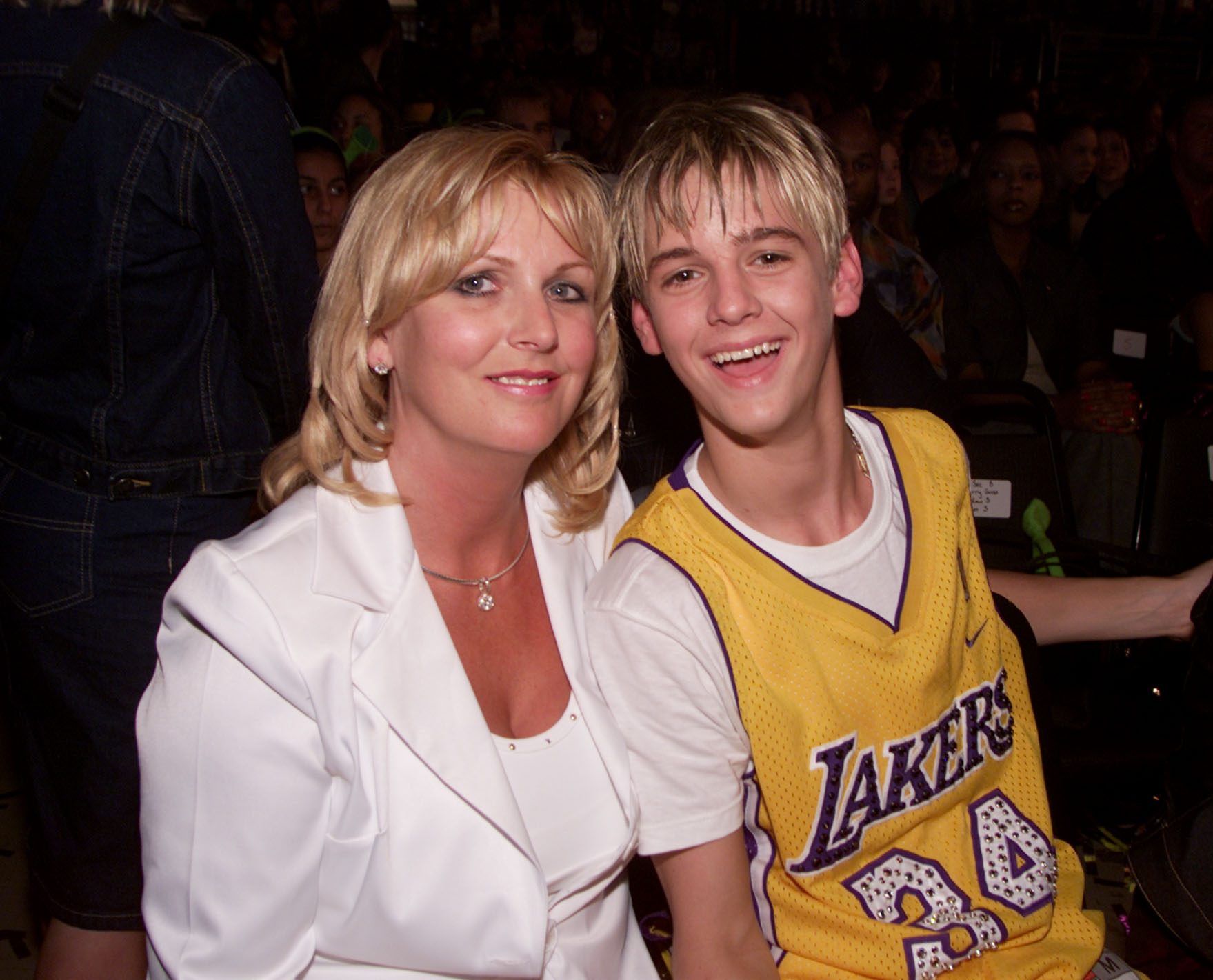 Aaron Carter and mother June Carter at the Nickelodeon's 14th Annual Kids' Choice Awards on April 21, 2001 | Source: Getty Images