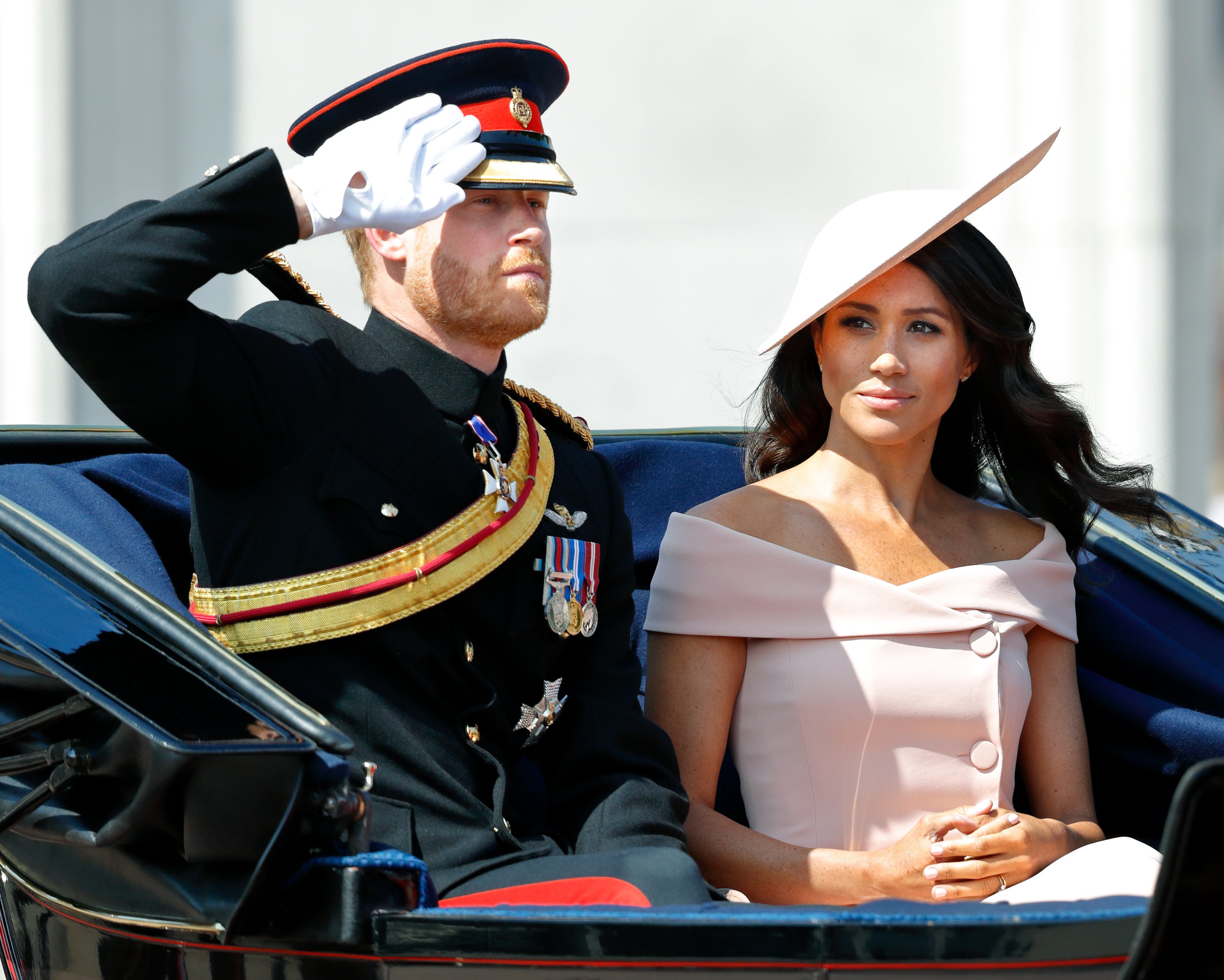 Harry y Meghan viajan por The Mall en un carruaje tirado por caballos durante Trooping The Color 2018 el 9 de junio de 2018 en Londres, Inglaterra. | Foto: Getty Images