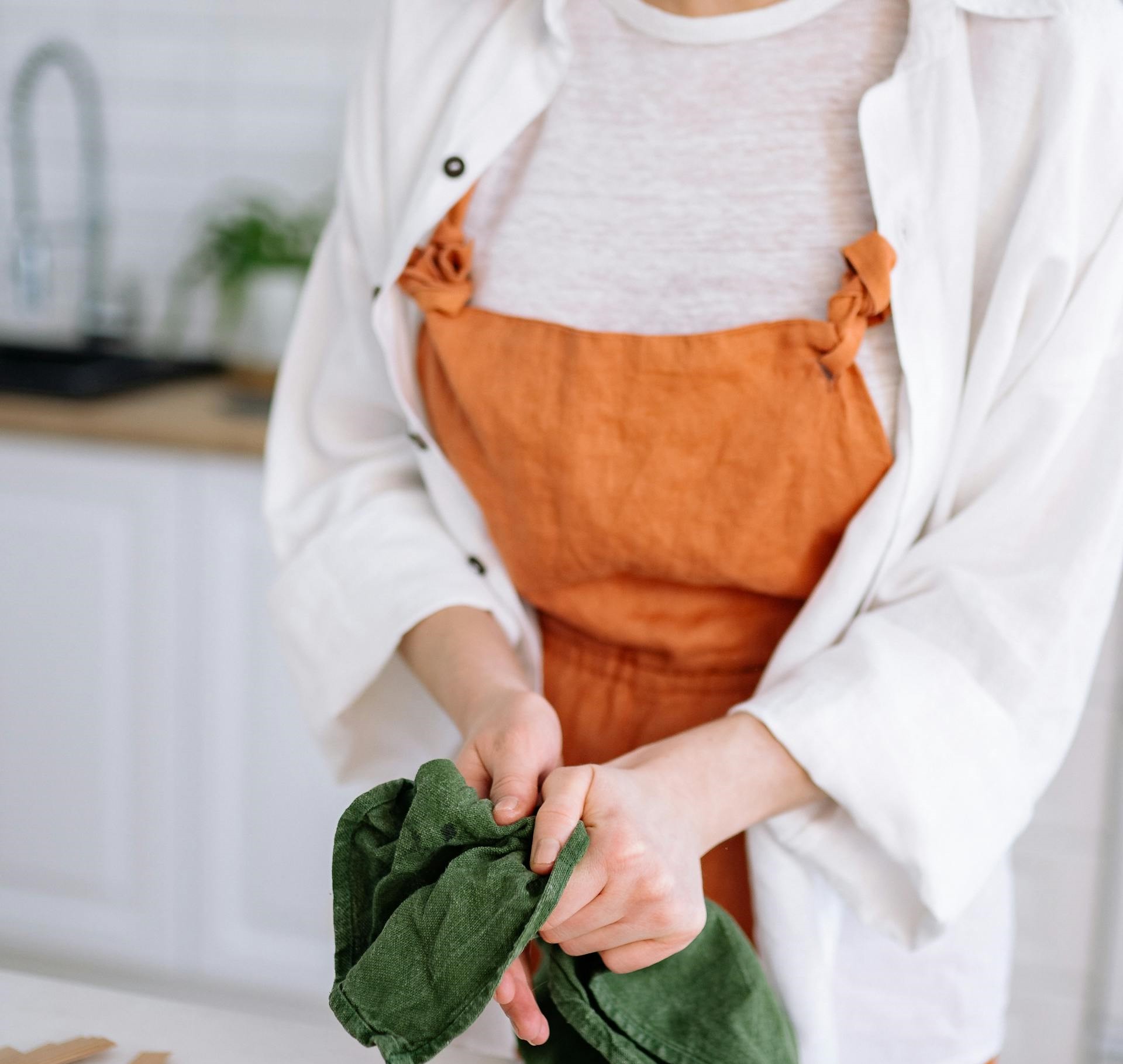 A woman drying her hands | Source: Pexels