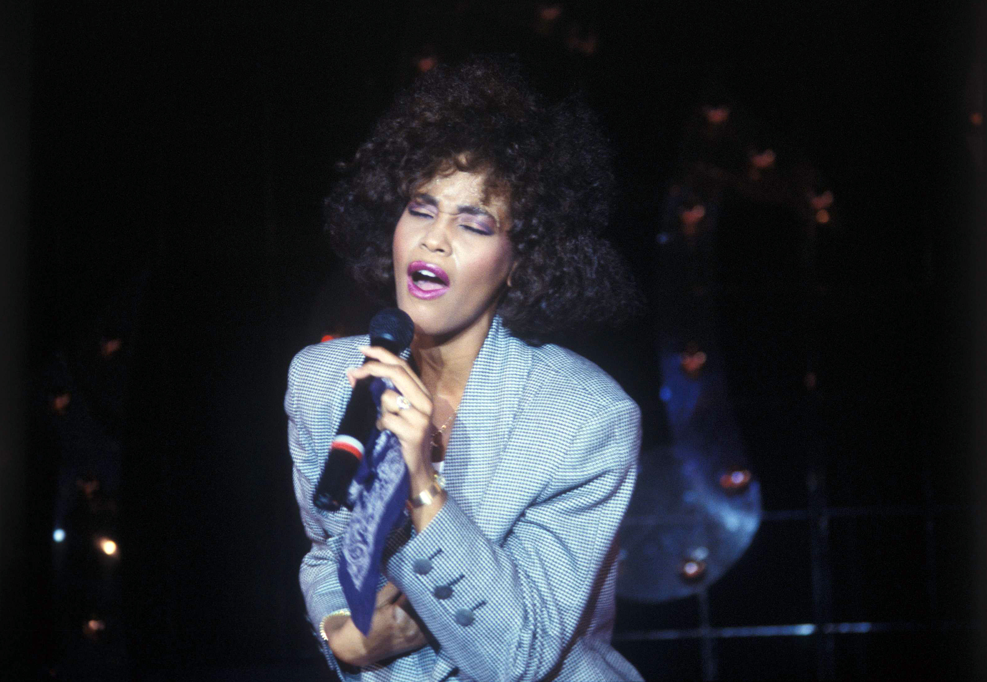 Whitney Houston performing at an event in 1992. | Source: Getty Images