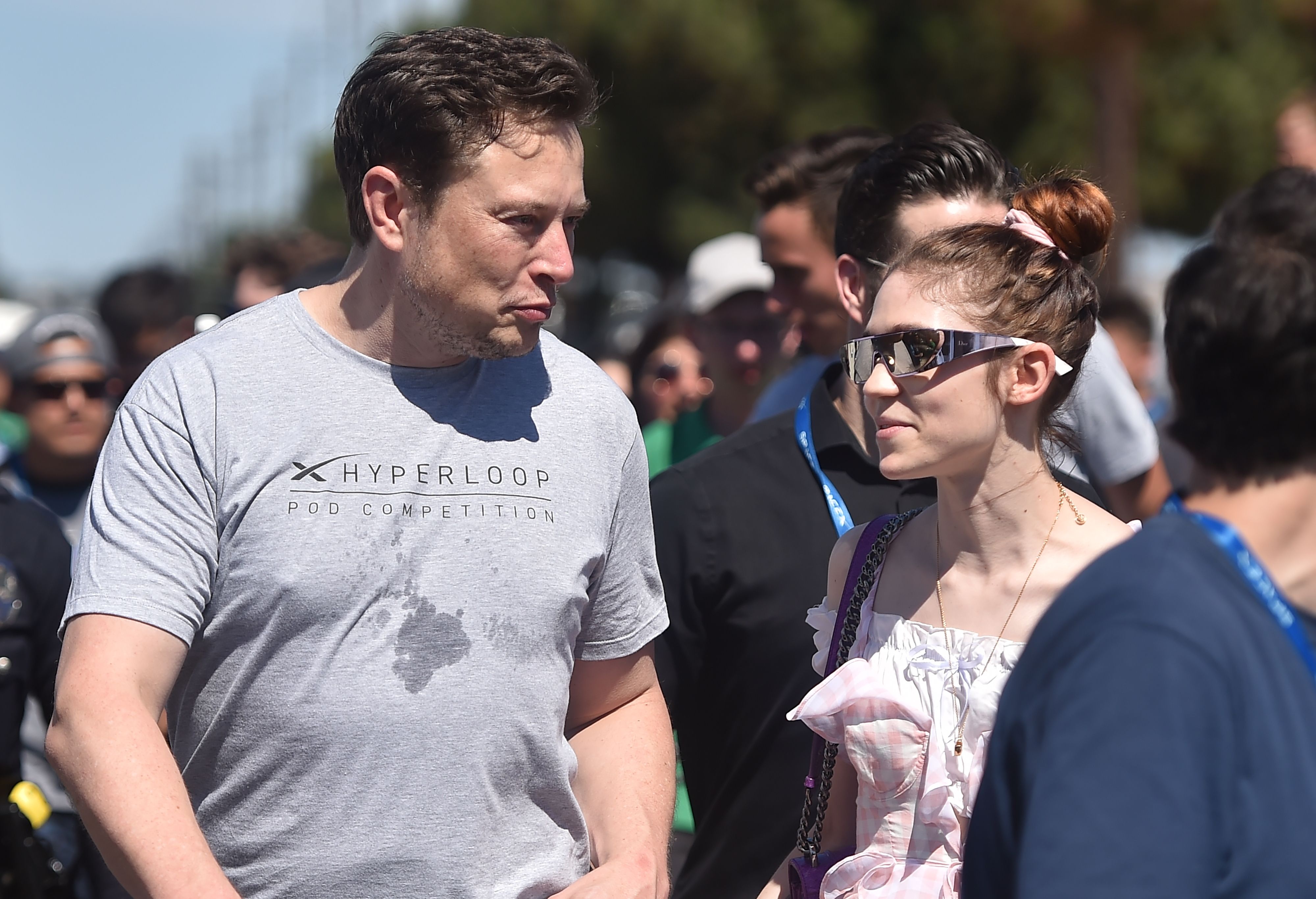 Elon Musk and Grimes at the Space X Hyperloop Pod Competition, in Hawthorne, California, on July 22, 2018 | Source: Getty Images