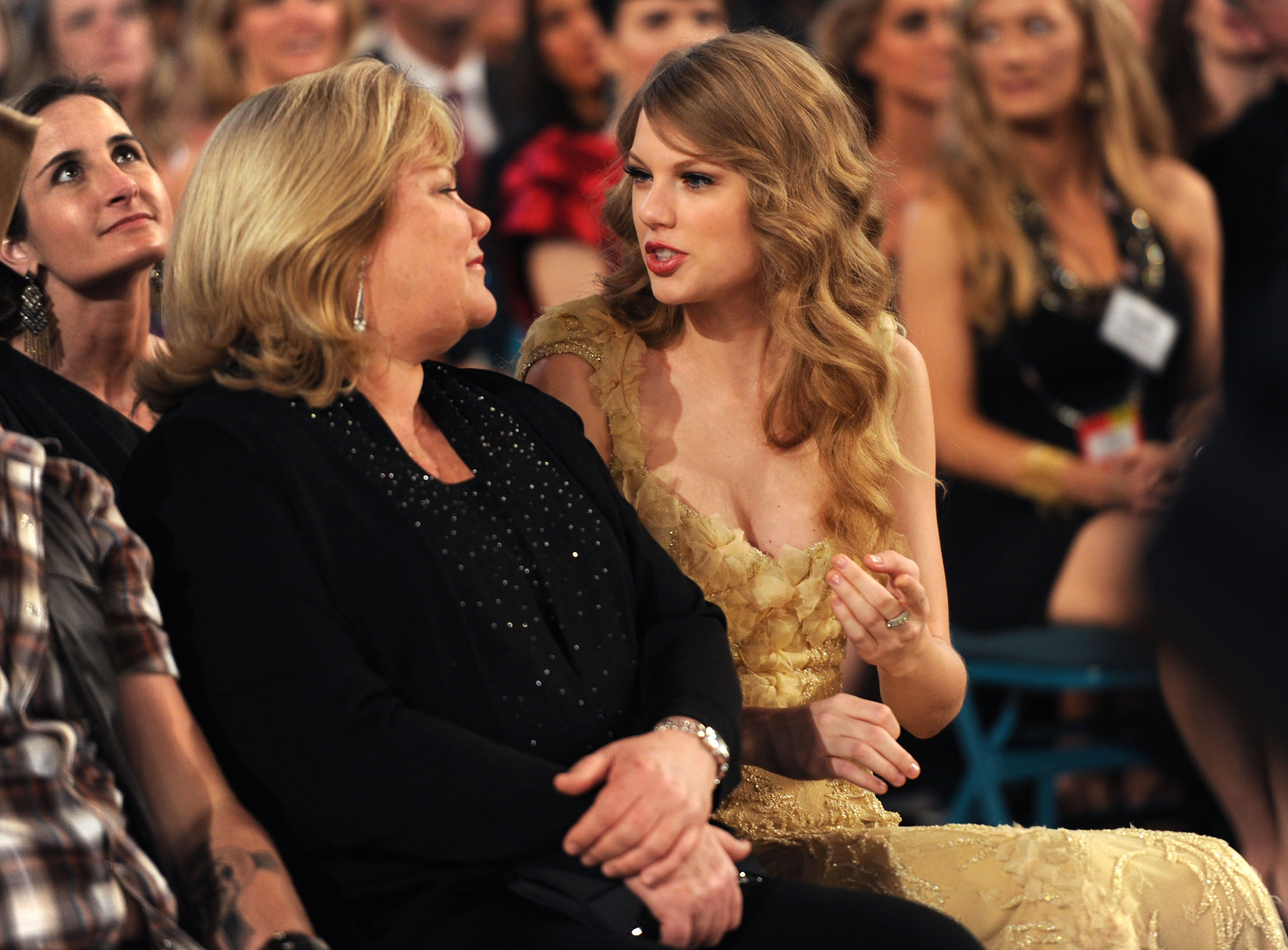 Andrea and Taylor Swift in the audience at the 46th Annual Academy of Country Music Awards held at the MGM Grand Garden Arena in Las Vegas, Nevada, on April 3, 2011 | Source: Getty Images