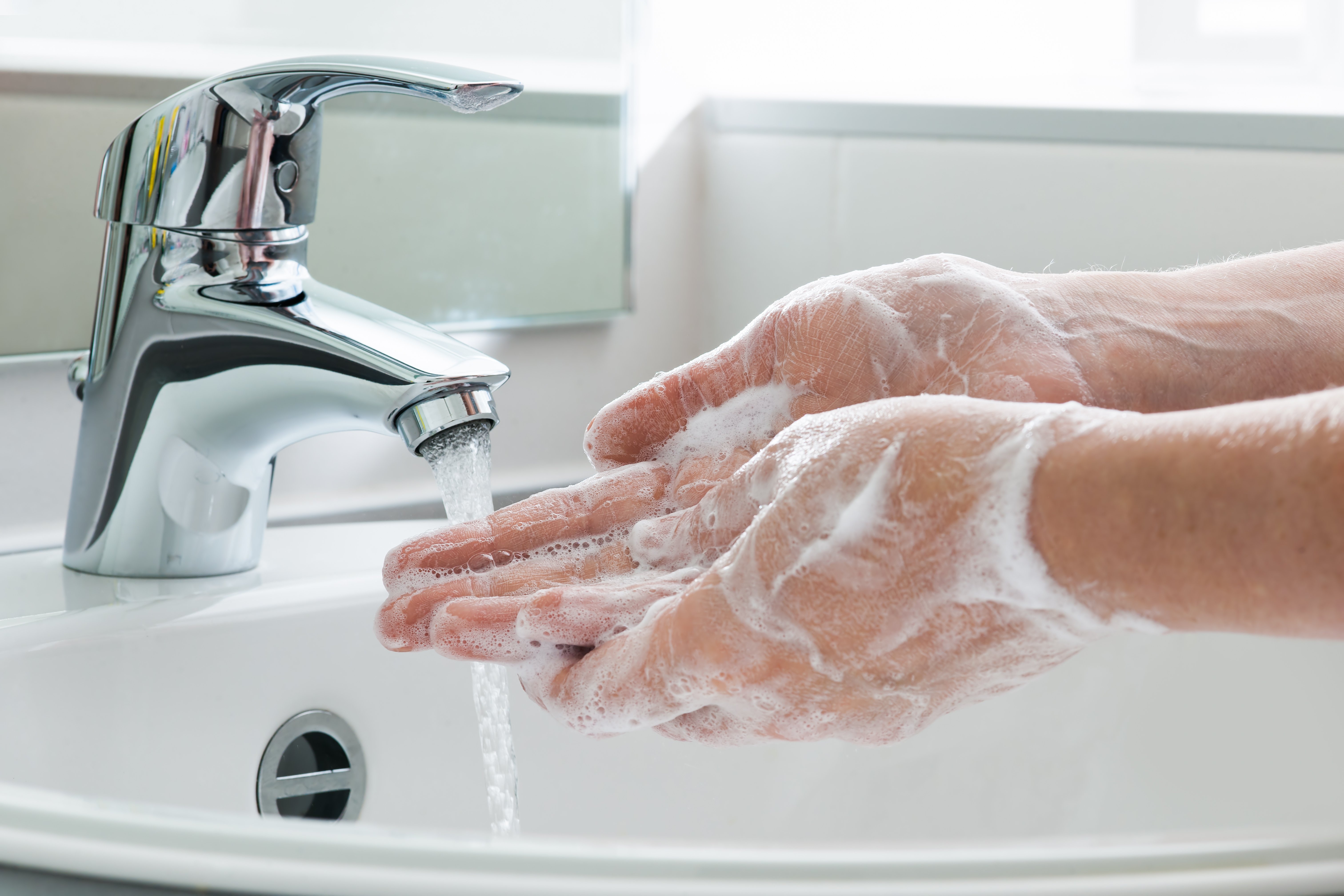 Una persona lavándose las manos. Fuente: Shutterstock