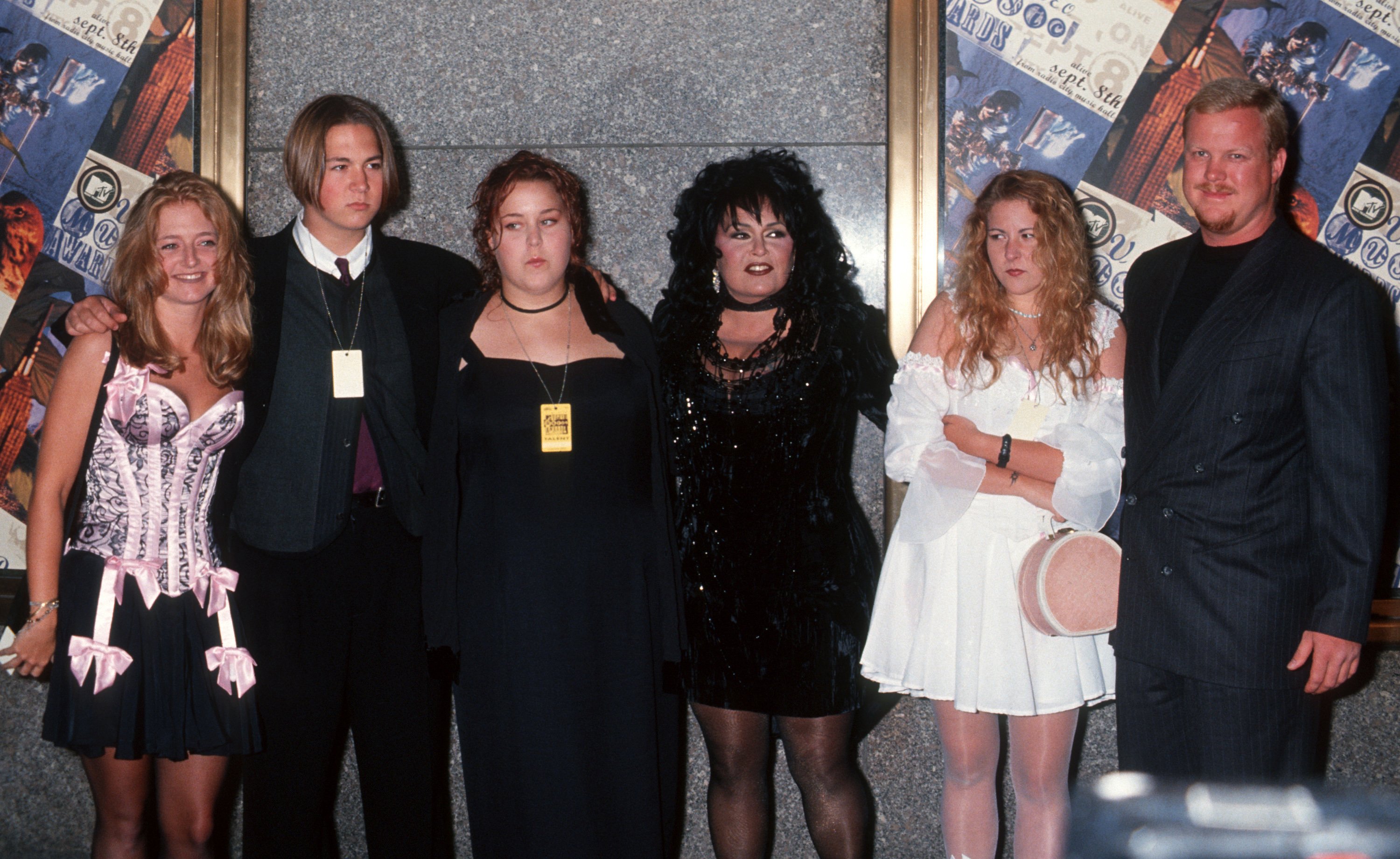Roseanne Barr [third from the right], Brandi Ann Brown [from left], Jake Pentland, Jenny Pentland, Jessica Pentland, and Ben Thomas at the 1994 MTV Video Music Awards | Source: Getty Images