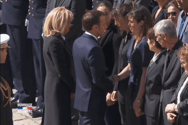 Le couple présidentiel réconforte la compagne d'Alain Bertoncello. | Closer Vidéo