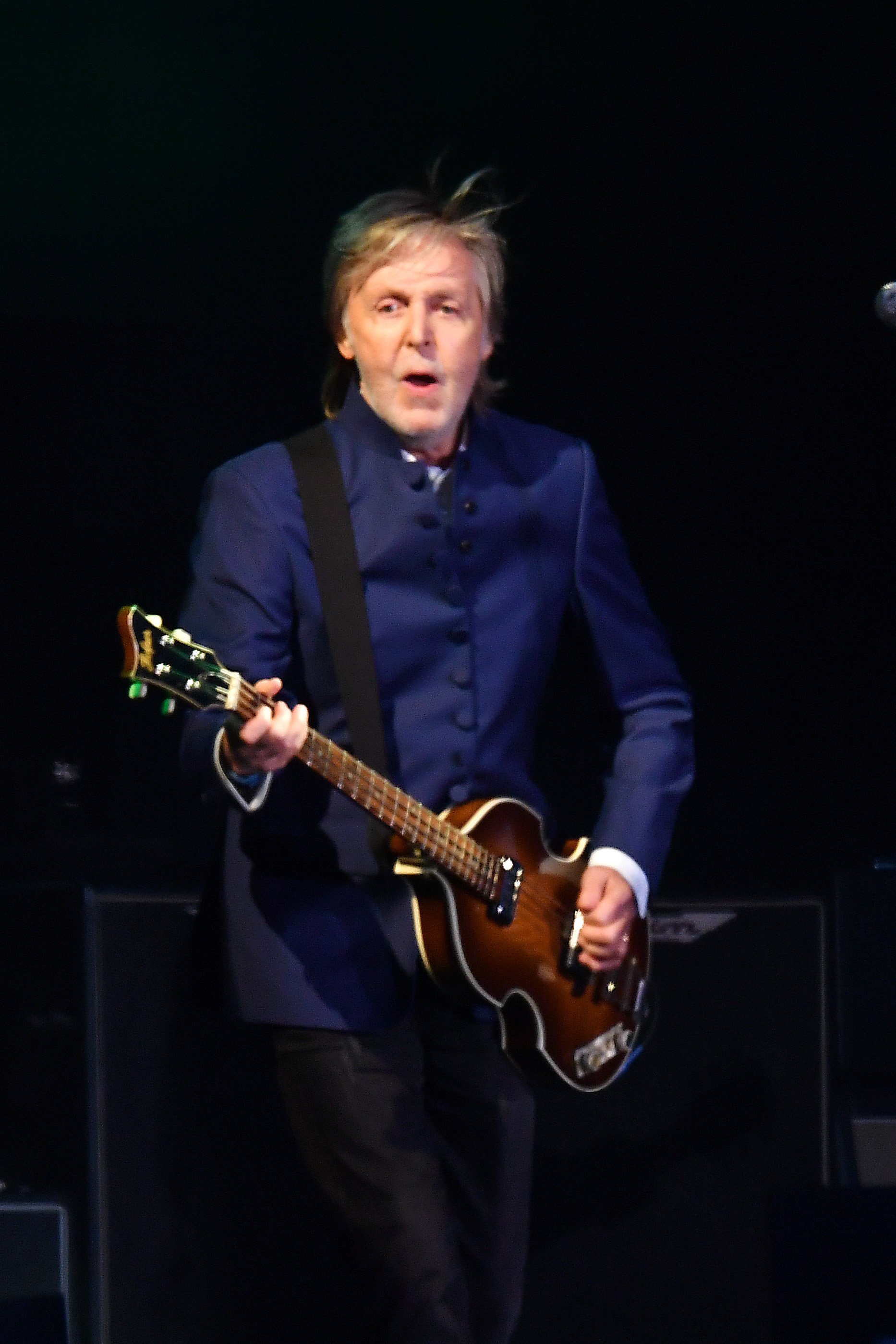 Paul McCartney auf der Bühne bei einem Festival in Glastonbury, England, 25. Juni 2022. | Quelle: Getty Images