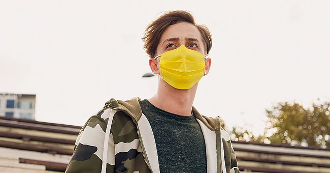 Un homme porté un masque en jaune. | Photo : Shutterstock