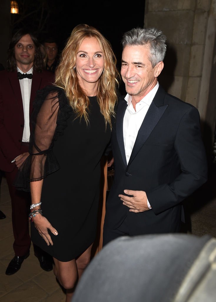 Julia Roberts and actor Dermot Mulroney attend the amfAR Gala Los Angeles 2017 at Ron Burkle's Green Acres Estate on October 13, 2017 in Beverly Hills, California. | Source: Getty Images
