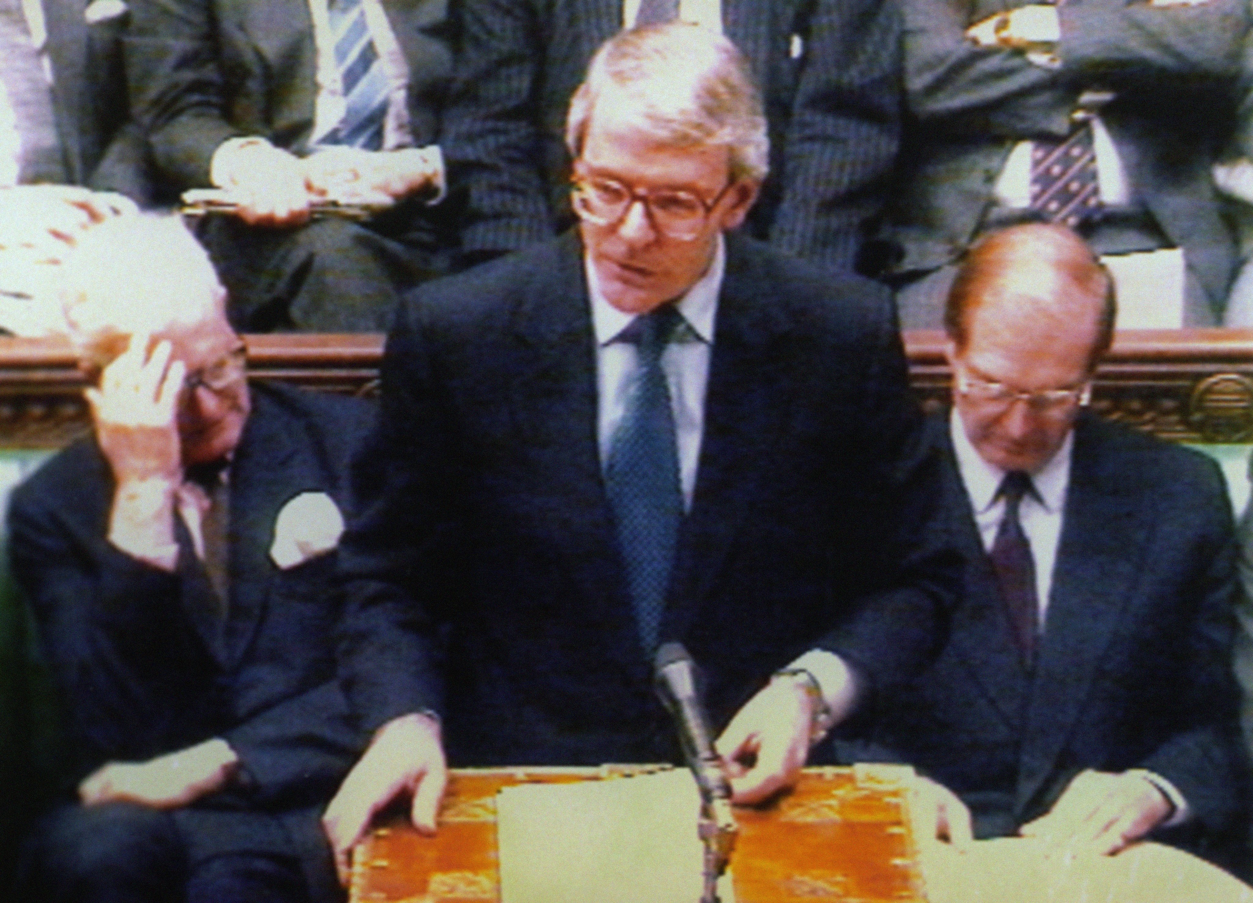 El primer ministro John Major anuncia la separación del príncipe Charles y la princesa Diana en la Cámara de los Comunes, el 9 de diciembre de 1992. | Foto: Getty Images