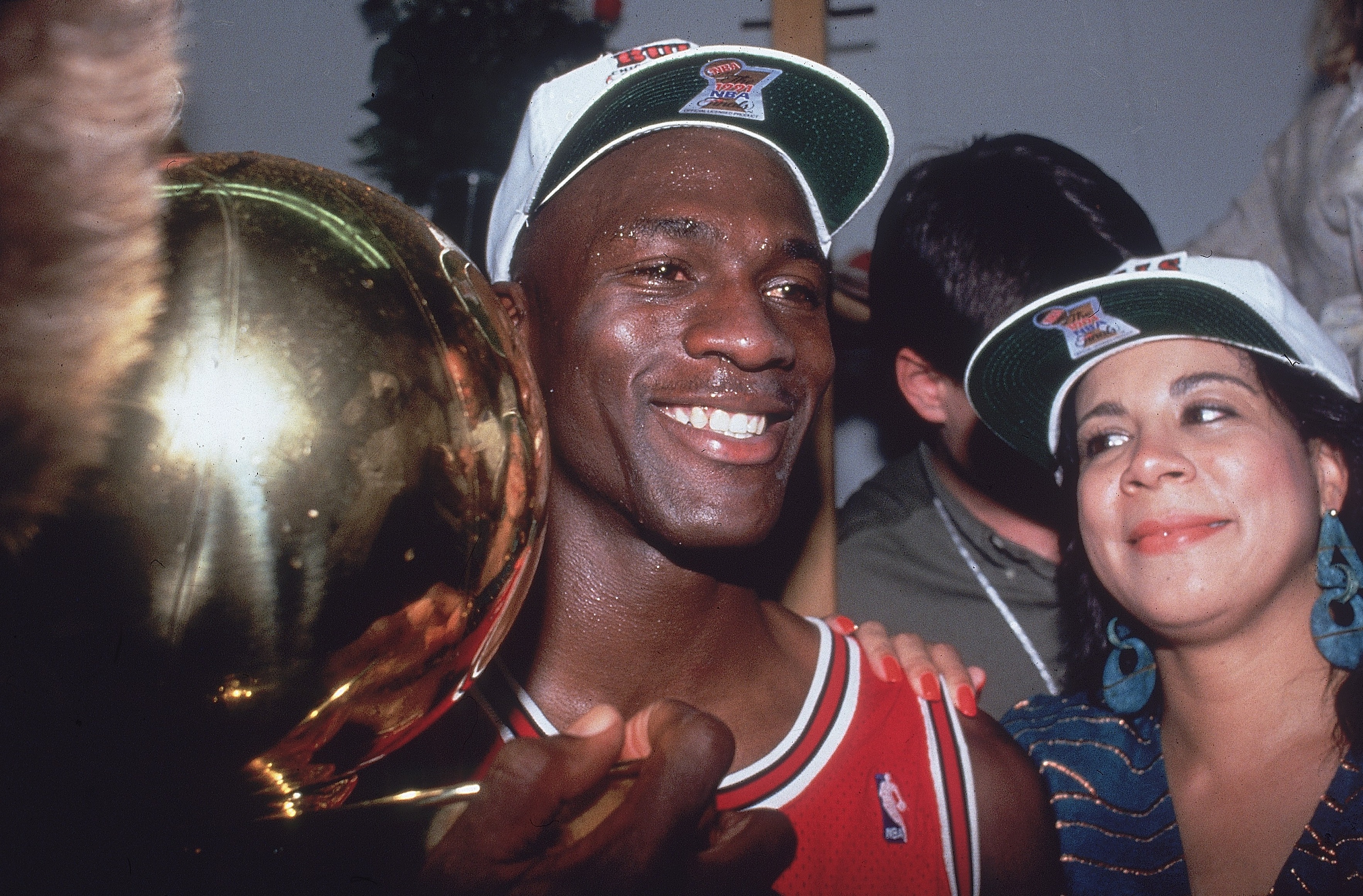 Michael Jordan and Juanita Vanoy after Chicago Bulls won against Los Angeles Lakers on June 12, 1991 in Los Angeles, California | Source: Getty Images
