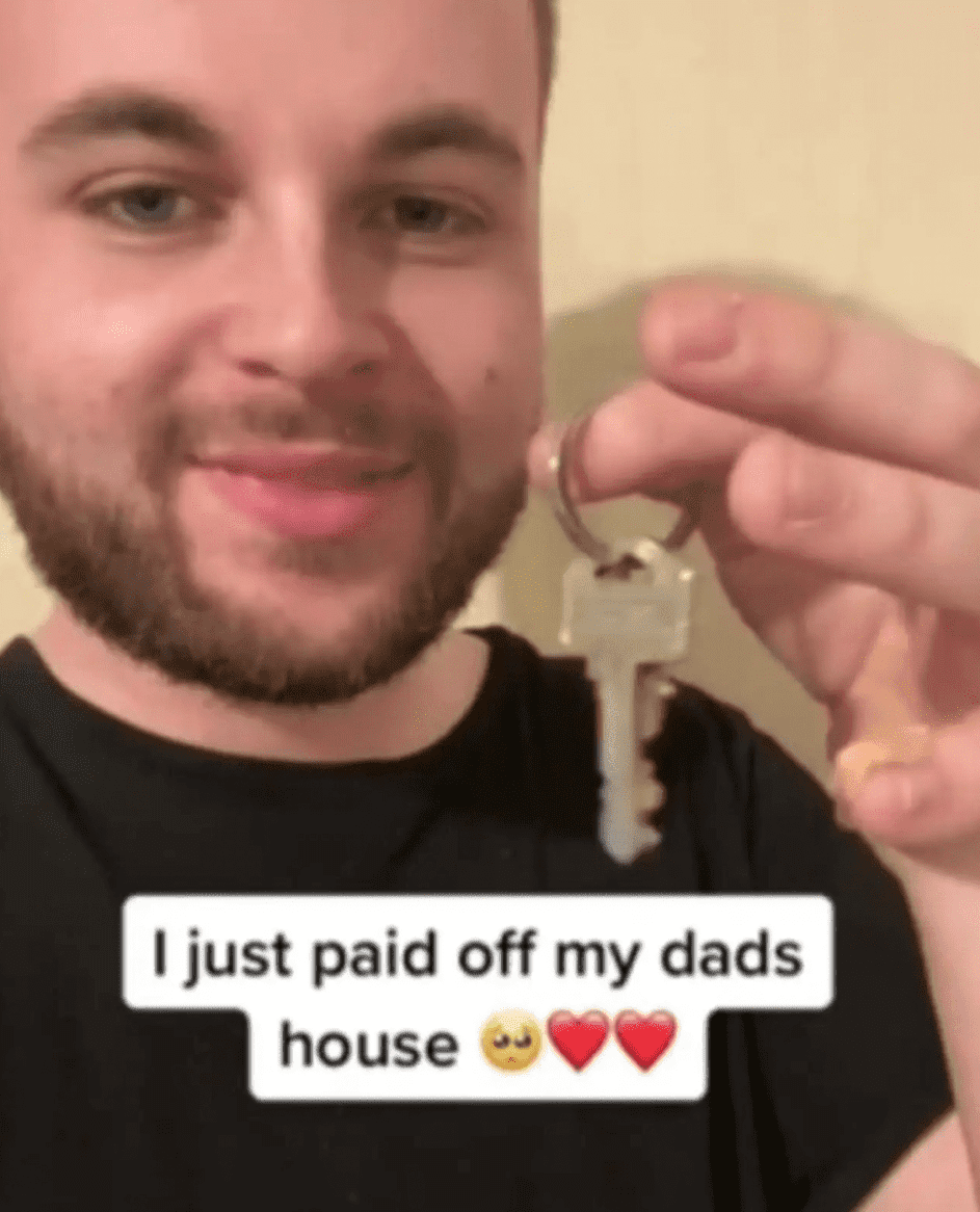 Sohn gibt seinem Vater Haustürschlüssel und enthüllt, dass er seine Hypothek bezahlt hat. | Quelle: TikTok/Jamie Nyland