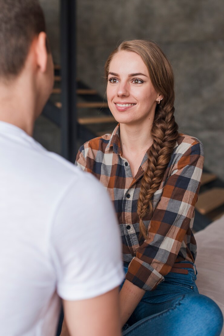 A woman smiling at a man | Source: FreePik