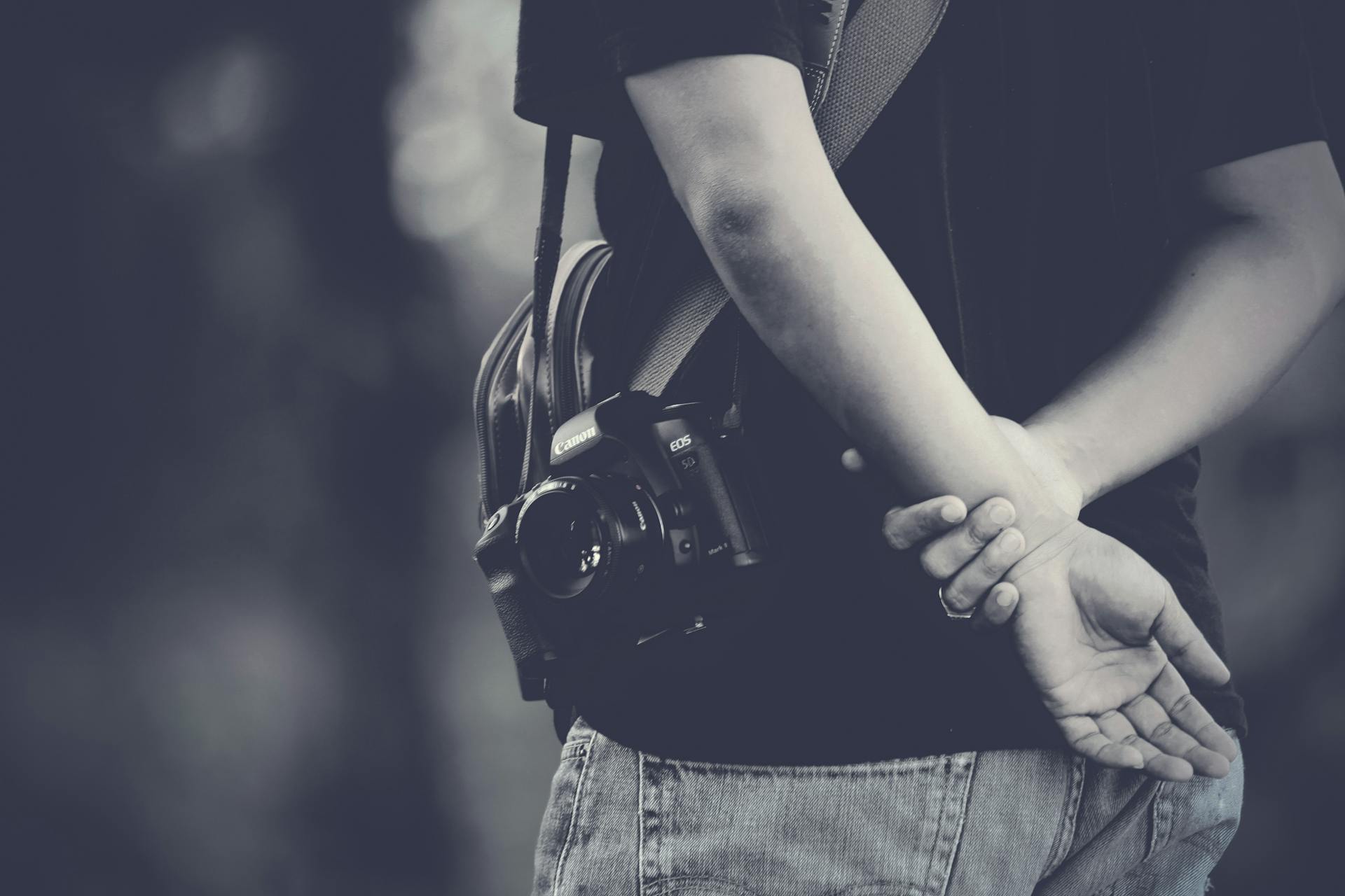 A man with a bag and a camera | Source: Pexels