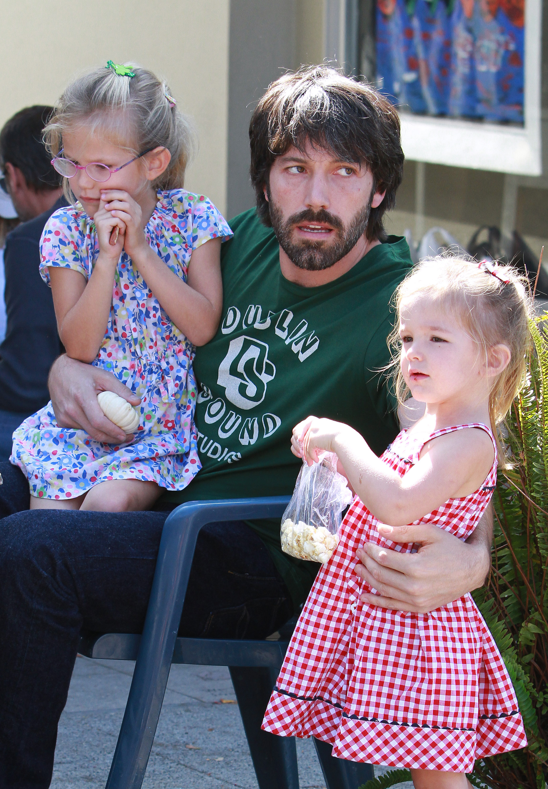 Violet Affleck, Ben Affleck and Seraphina Affleck at Brentwood Farmers Market on October 16, 2011 in Los Angeles, California. | Source: Getty Images