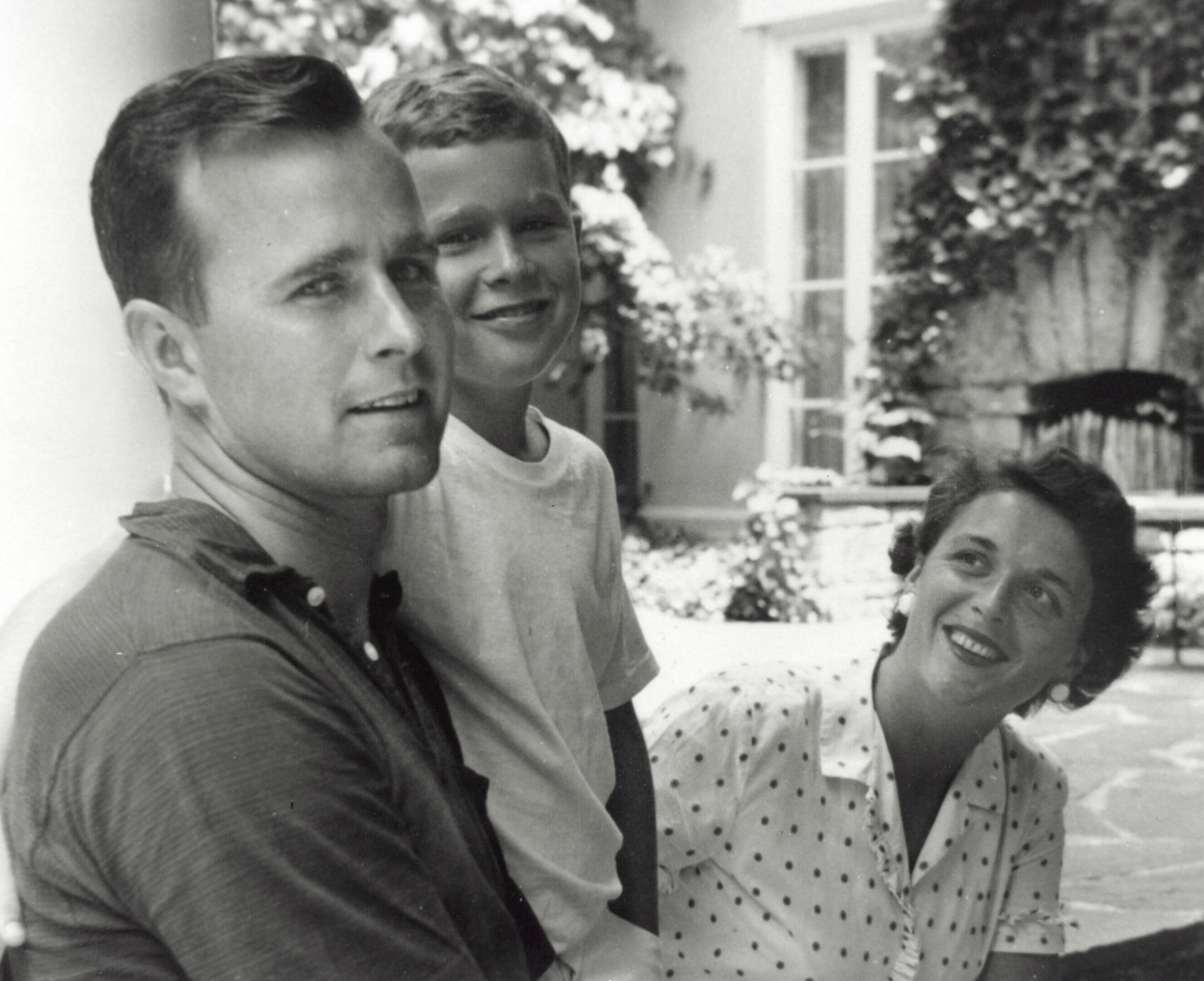 George W. Bush (C) pose avec son père George Bush et sa mère Barbara Bush à Rye, New York, été 1955. | Source : Getty Images