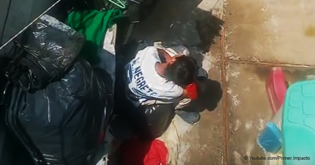 Teenager, der mit seinem Hund im Hinterhof essen und schlafen muss, wird endlich gerettet