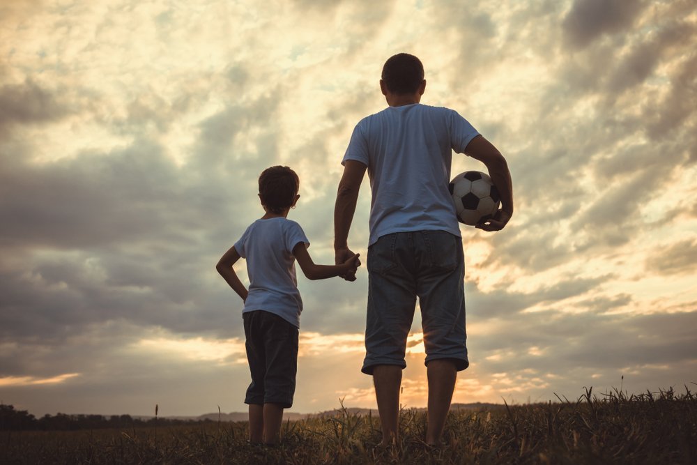 Padre e hijo juegan al fútbol. | Foto: Shutterstock