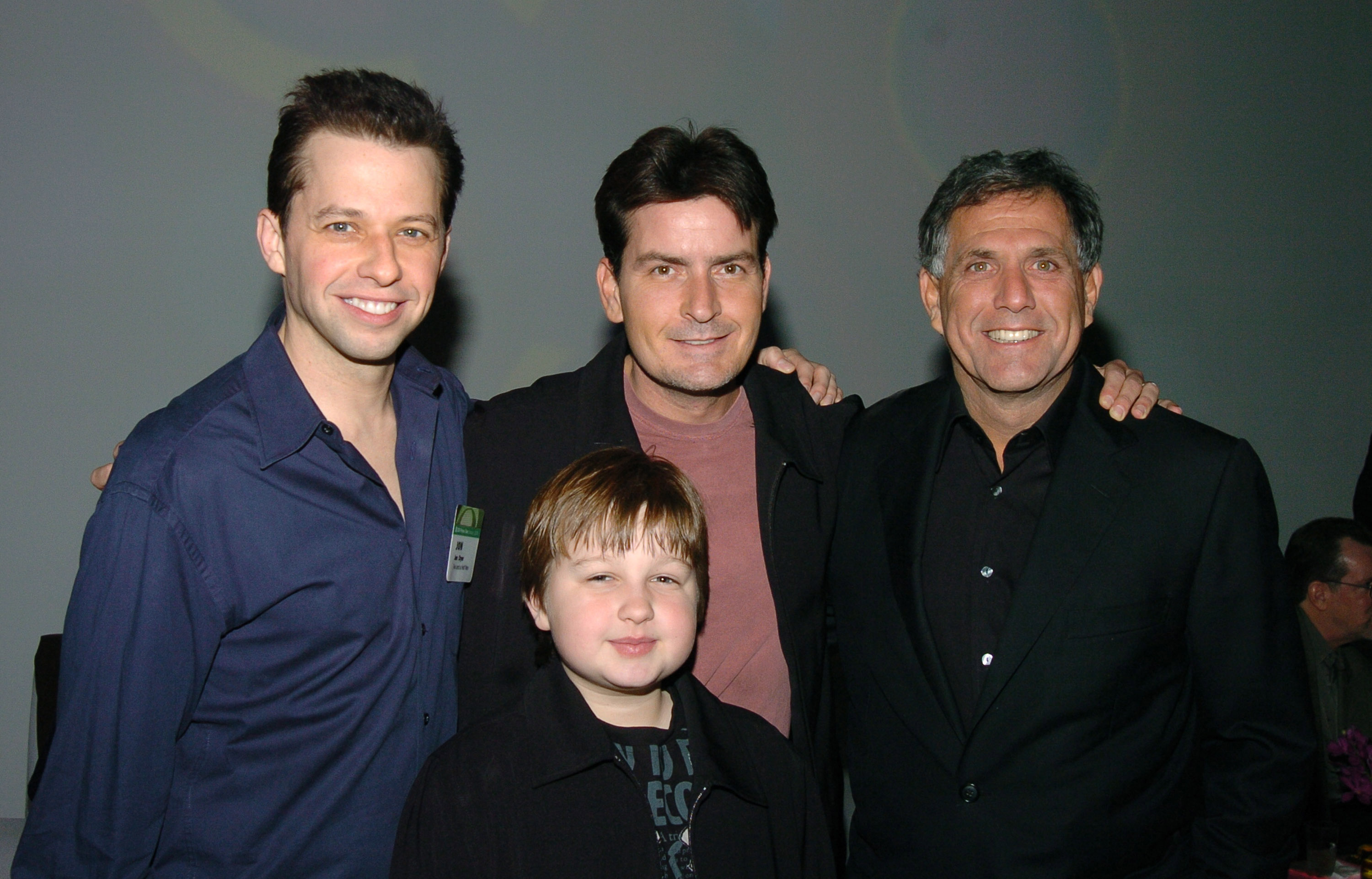 Jon Cryer, Charlie Sheen, Leslie Moonves, and Angus T. Jones in Hollywood in 2005 | Source: Getty Images