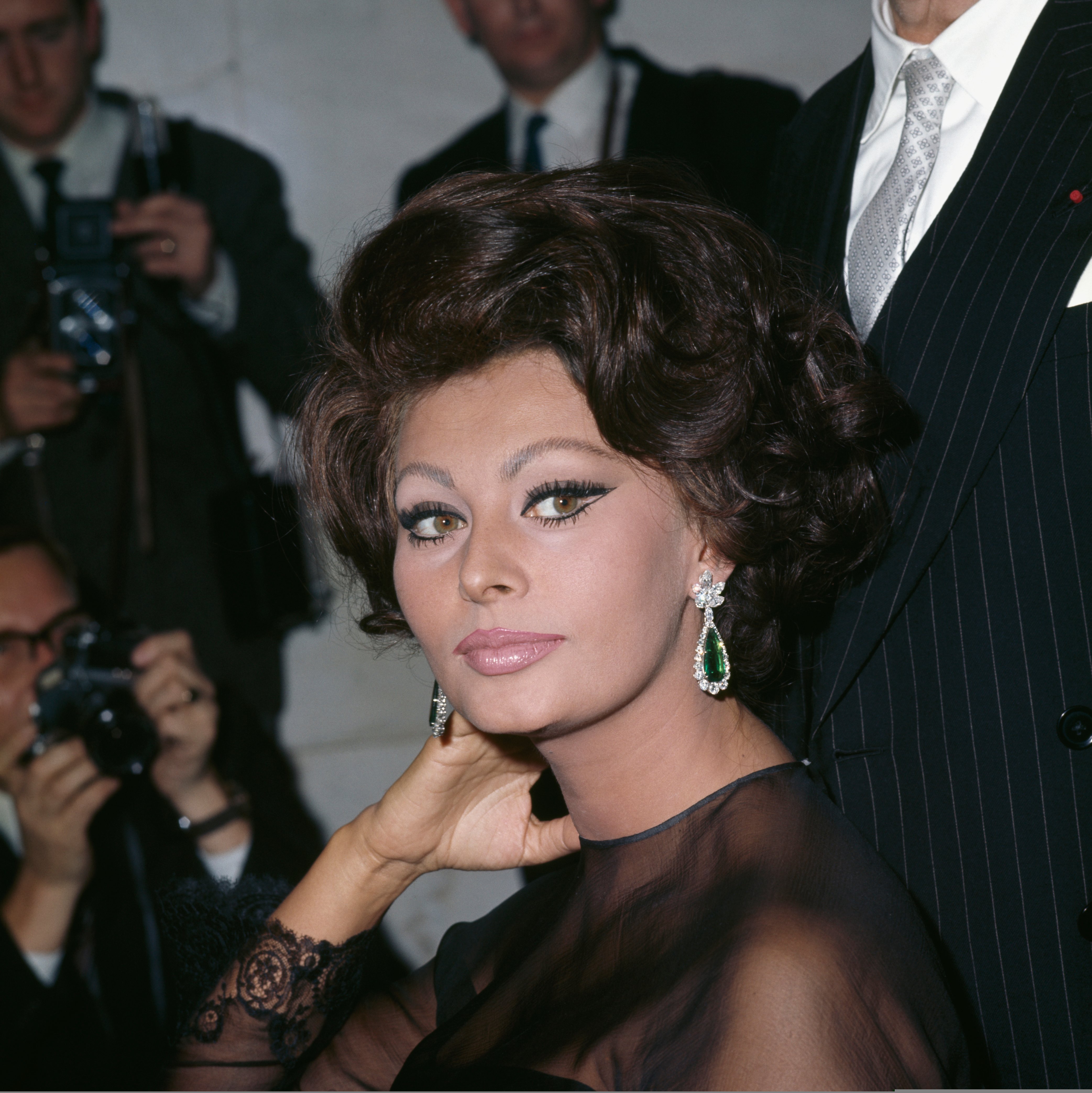 Sophia Loren pose pour les photographes. | Source : Getty Images