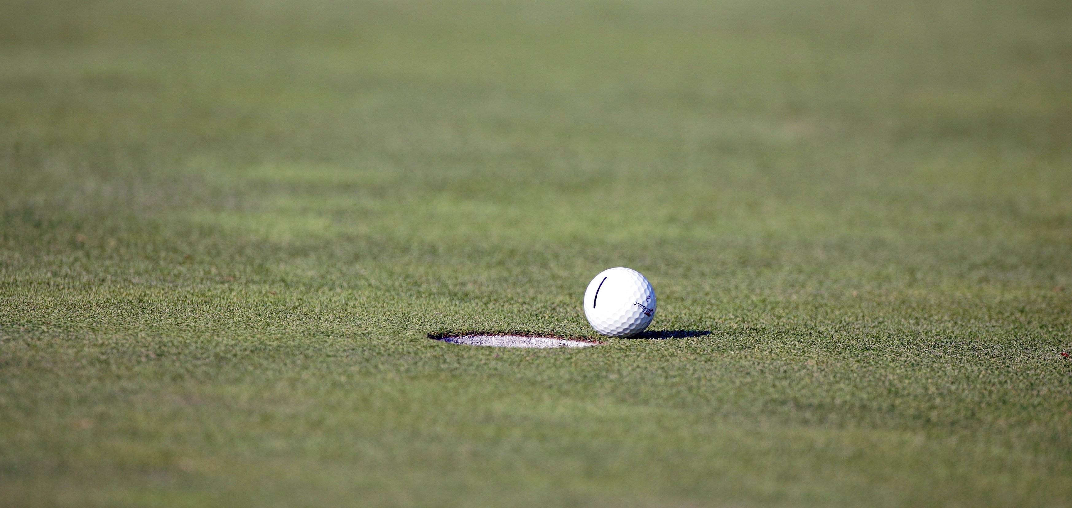 A golf ball falls short of it's target during final round of the 2005 Bell Canadian Open, September 11, 2005 at Shaughnessy Golf & Country Club, Vancouver | Photo: Getty Images