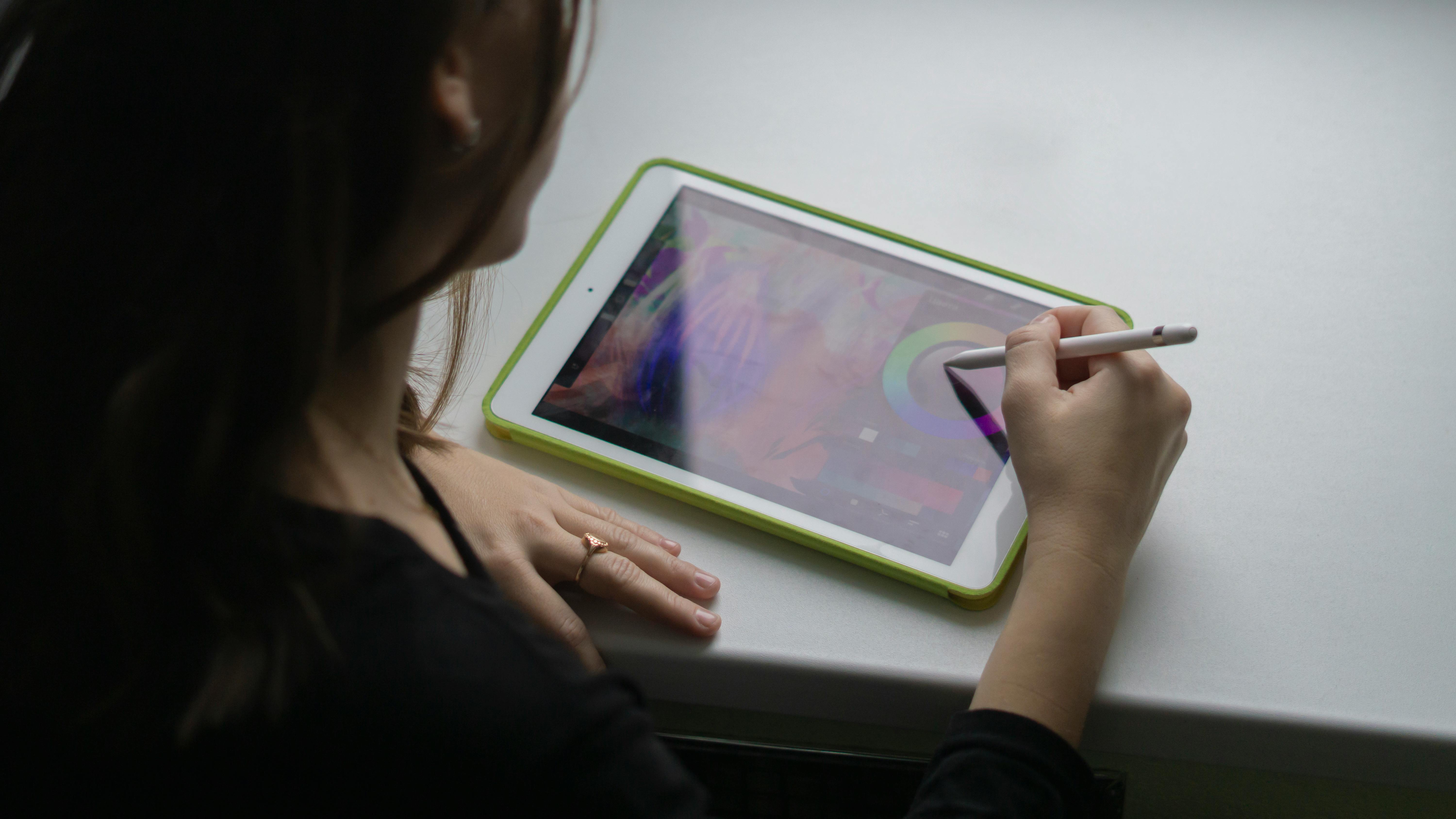 A woman using her tablet | Source: Pexels