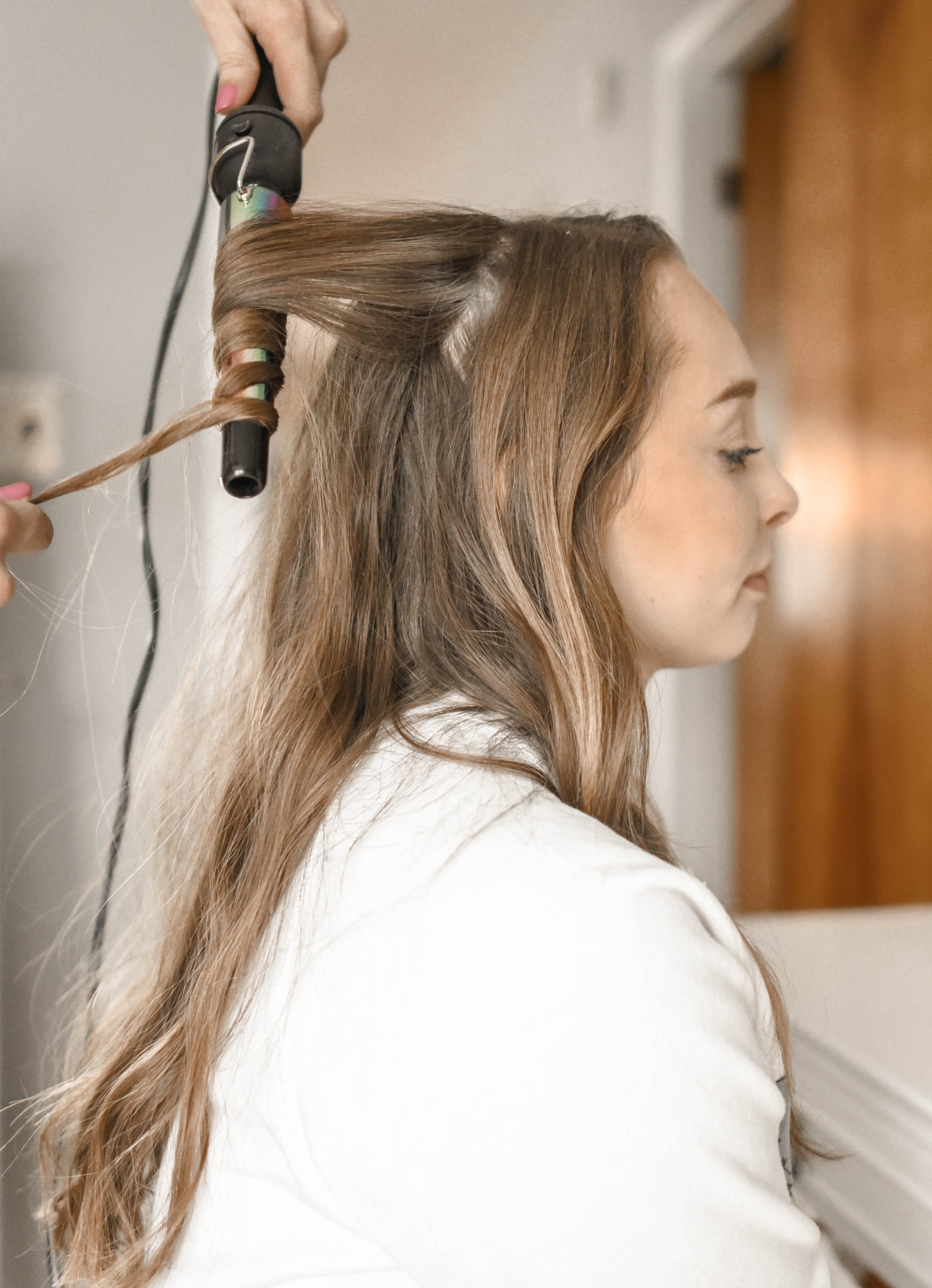 A woman getting her hair curled | Source: Pexels