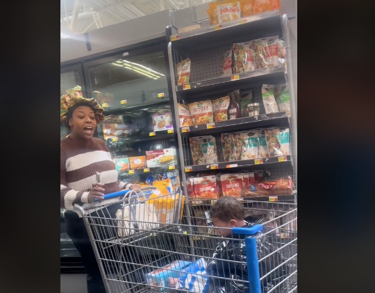 A toddler in a shopping cart and his caregiver  | Source: TikTok.com/@feenicole8