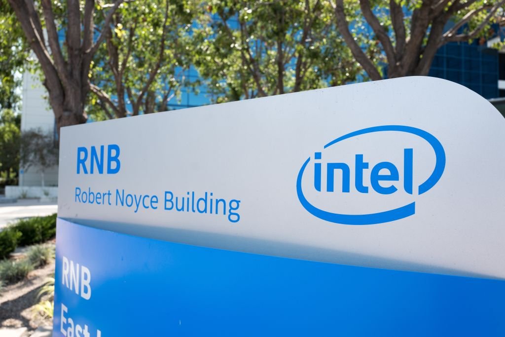 Letreros con logotipo y texto que identifican el edificio Robert Noyce en la sede de Silicon Valley del fabricante de hardware informático Intel, Santa Clara, California, 17 de agosto de 2017. I Foto: Getty Images