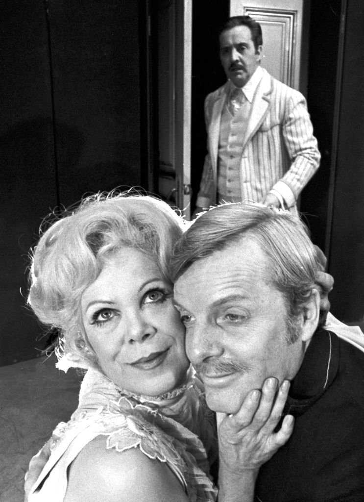 Actors Richard Venture, Rachel Roberts, and John McMartin on a movie set on October 1, 1973. | Photo: Getty Images