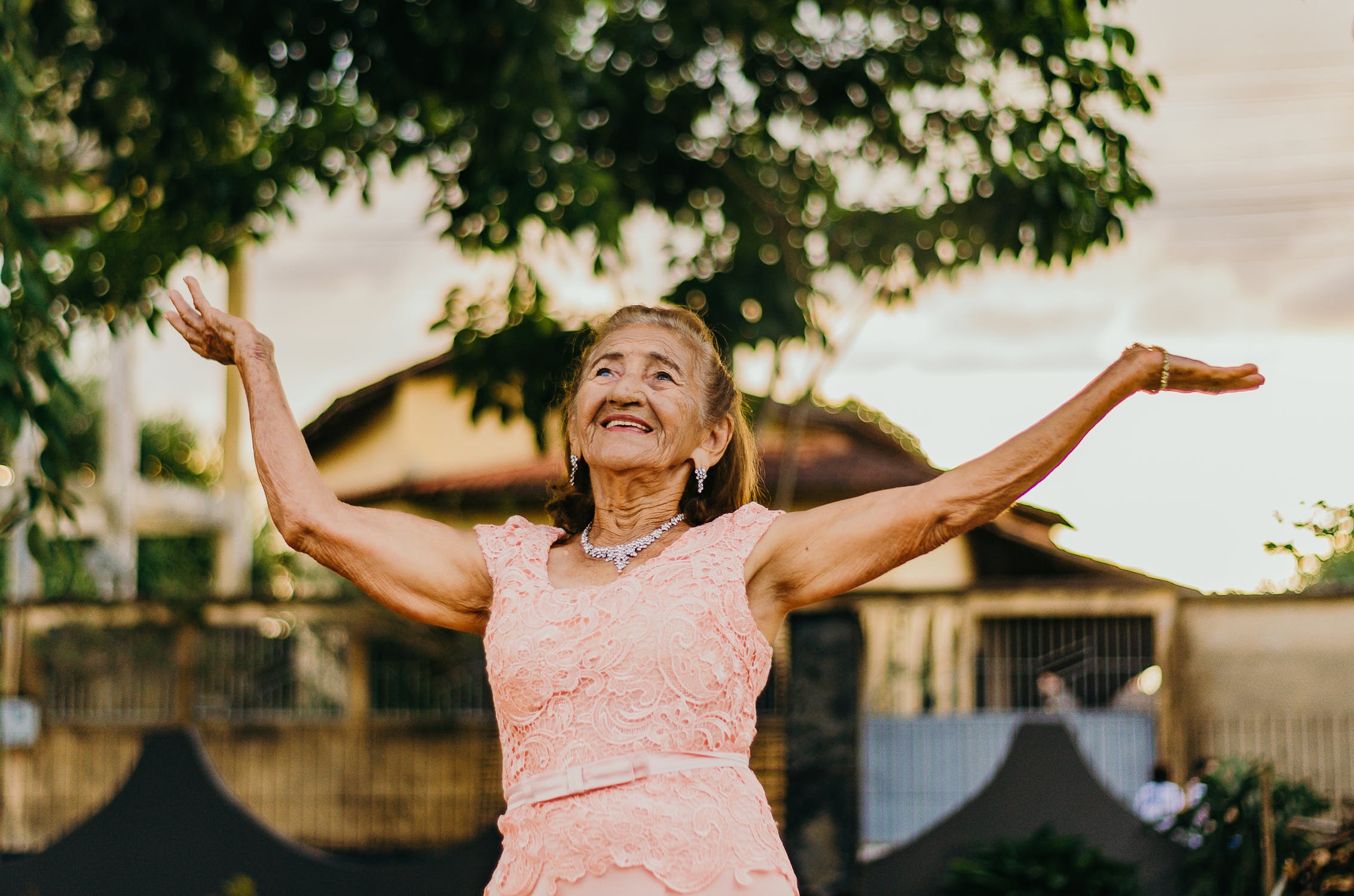 Mujer mayor al aire libre. | Foto: Pexels
