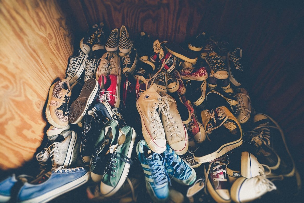 Muchos zapatos de tallas y colores diferentes. | Foto: Unsplash
