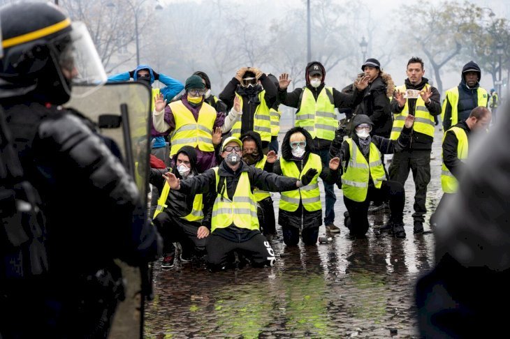 Des manifestants se mettant à genoux devant les CRS. l Source: Getty Images
