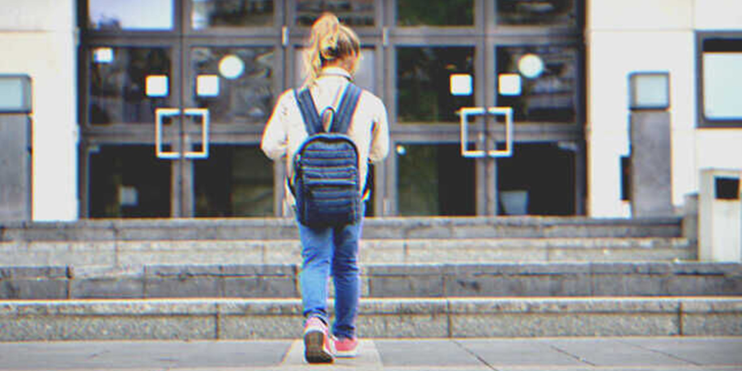 Ein Mädchen, das zur Schule geht | Quelle: Shutterstock