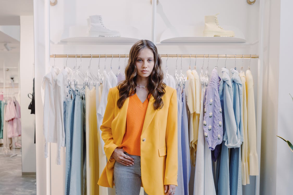 The saleswoman greeted her but her attitude changed for some reason. | Source: Pexels