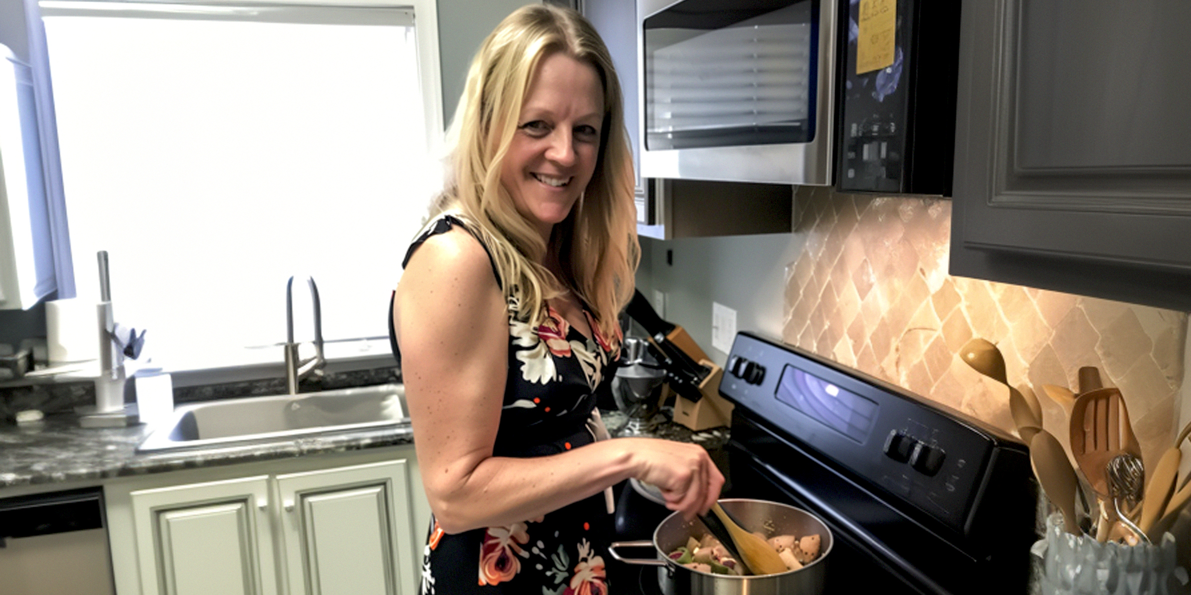 A woman cooking in a kitchen | Source: Amomama