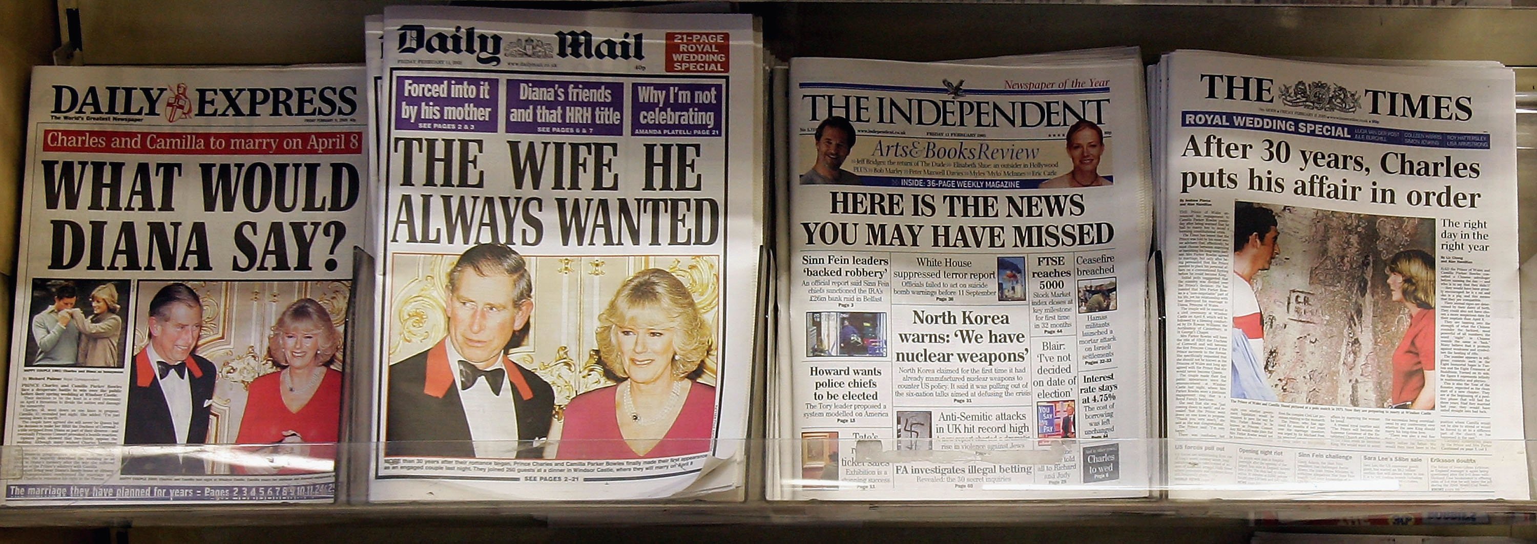 Fotografien von Prinz Charles und Camilla Parker Bowles dominieren die britischen Tageszeitungen, während sie am 11. Februar 2005 in London, England, in einem Zeitungsladen ausgestellt sind | Quelle: Getty Images