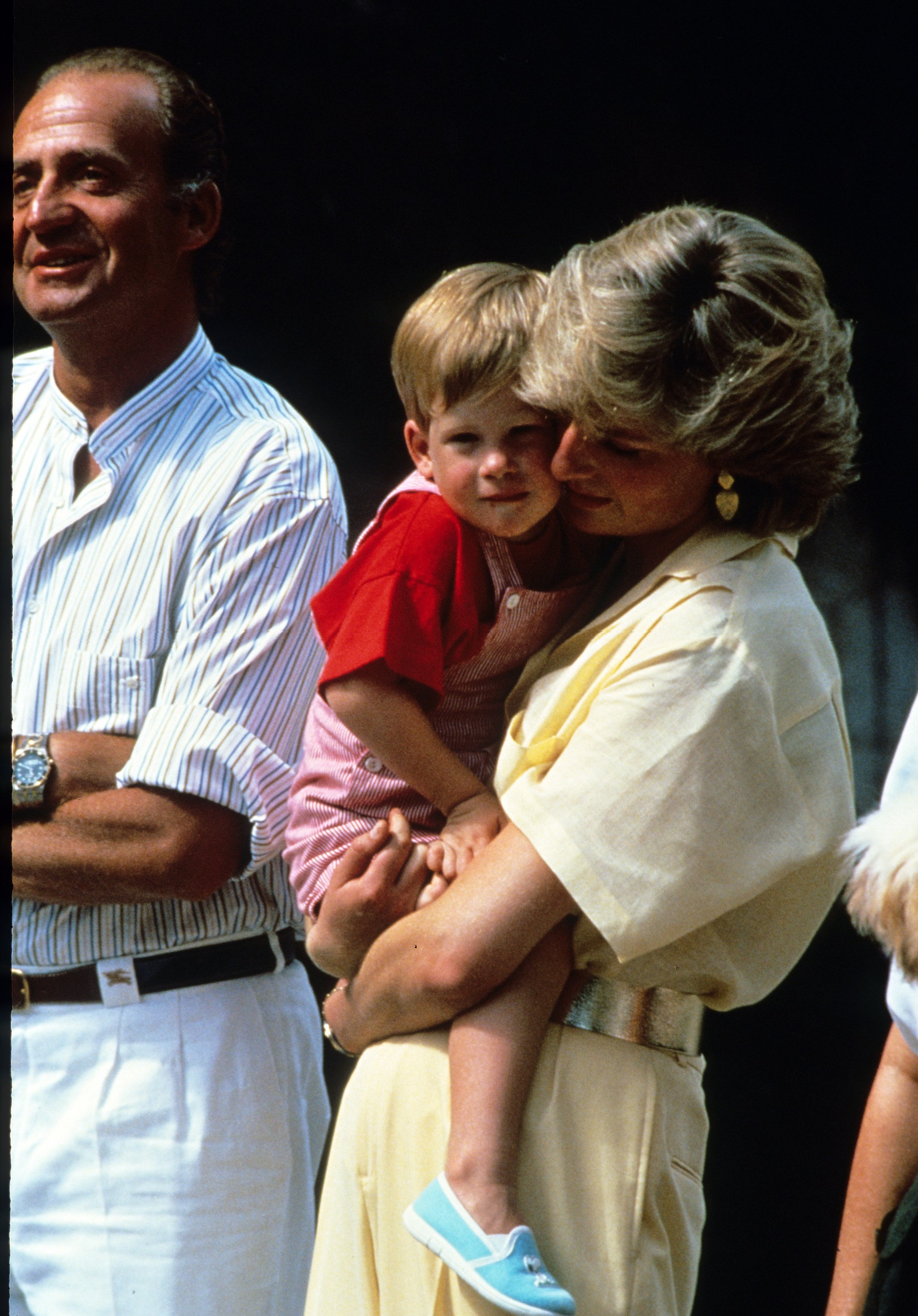 Princesss Diana holding Harry in Spain, Majorca 1988. | Source: Getty Images
