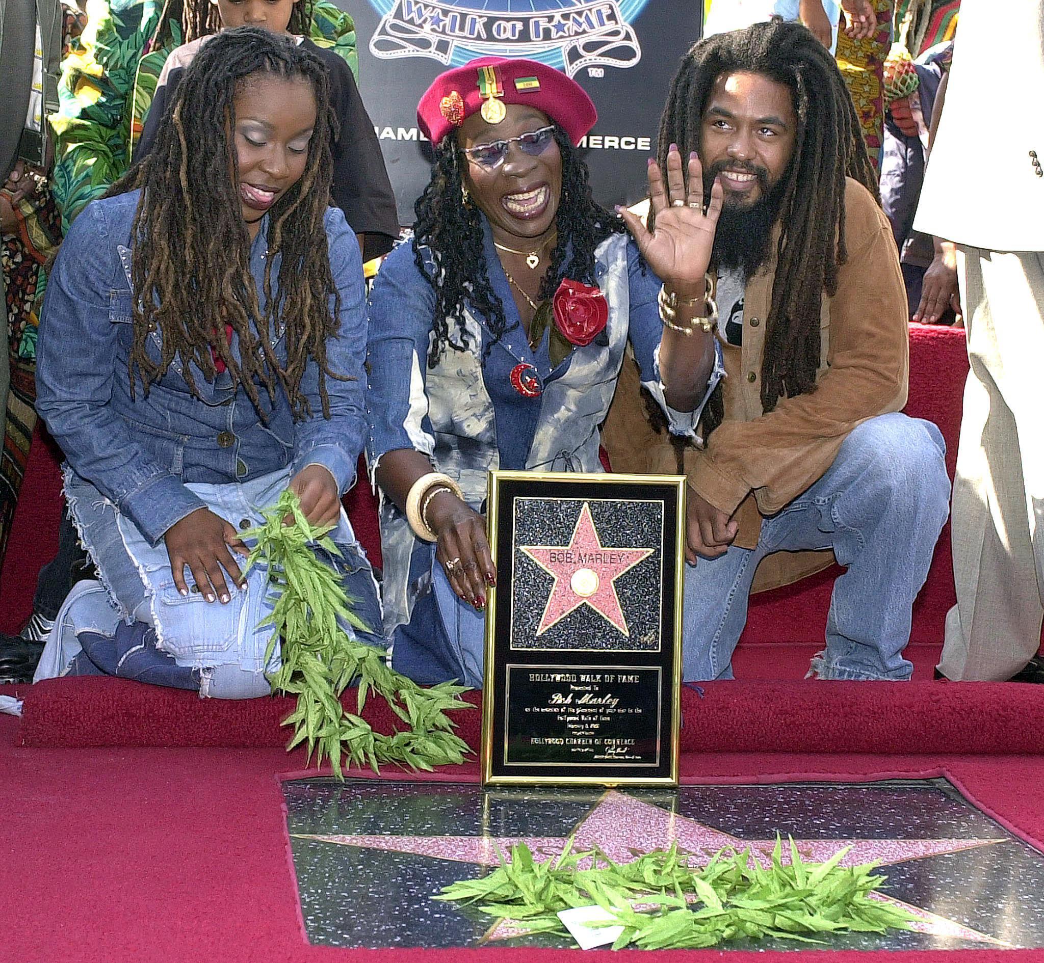 Stephanie Marley, Rita Marley ve Robert Marley, Bob Marley'in 6 Şubat 2001'de Los Angeles'ta Hollywood Walk of Fame'de bir yıldızla onurlandırıldığı etkinlikte |  Kaynak: Getty Images