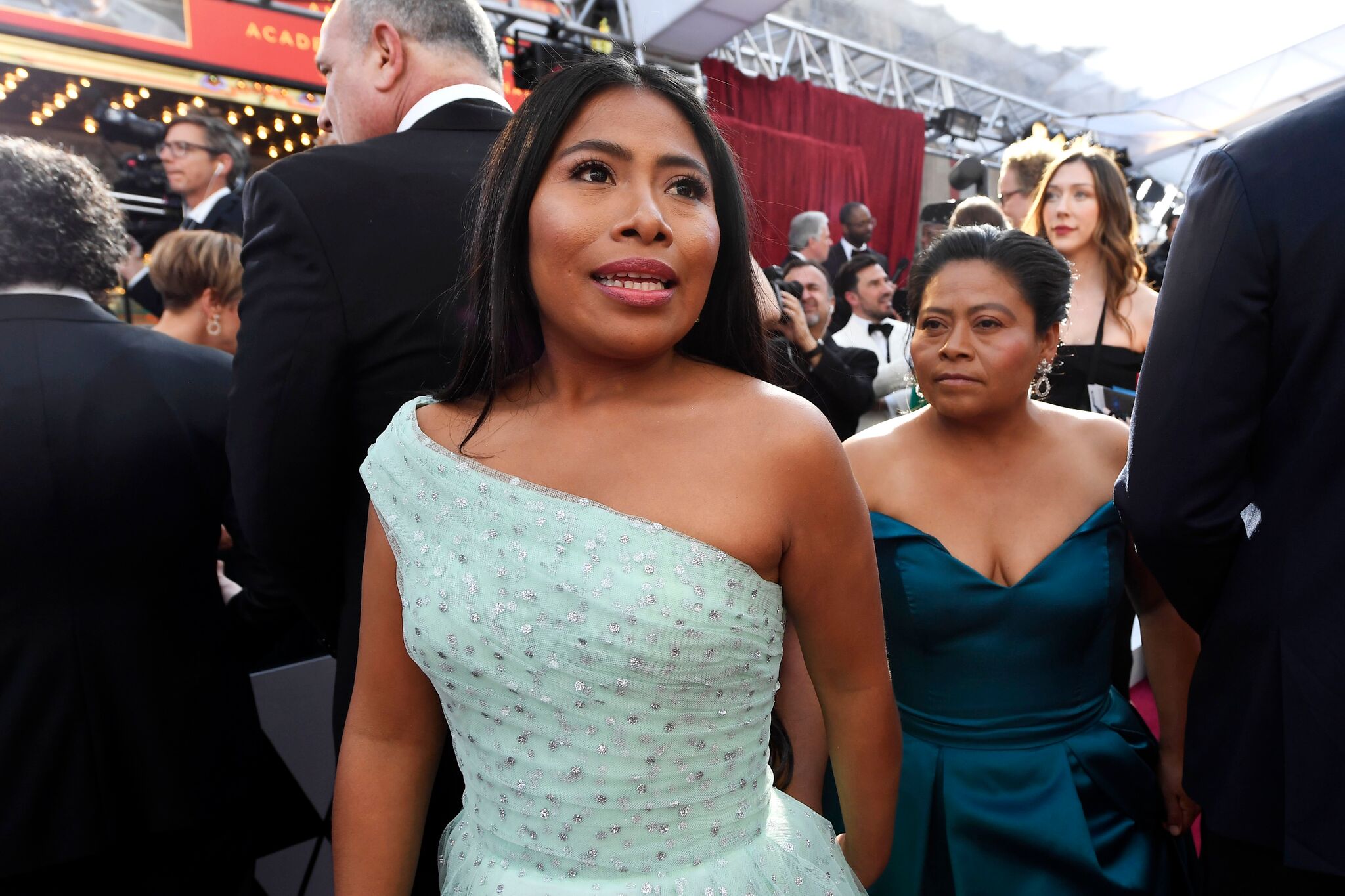 Yalitza y su madre en la alfombra roja / Imagen tomada de: Getty Yalitza y su madre en la alfombra roja / Imagen tomada de: Getty