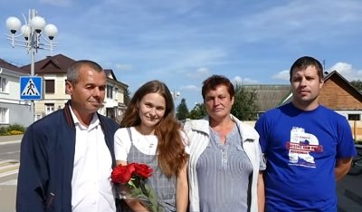 Yulia en la foto con el padre Viktor, la madre Lyudmila y el novio Ilya Kryukov. | Foto: Youtube/МВД Республики Беларусь Yulia en la foto con el padre Viktor, la madre Lyudmila y el novio Ilya Kryukov. | Foto: Youtube/МВД Республики Беларусь